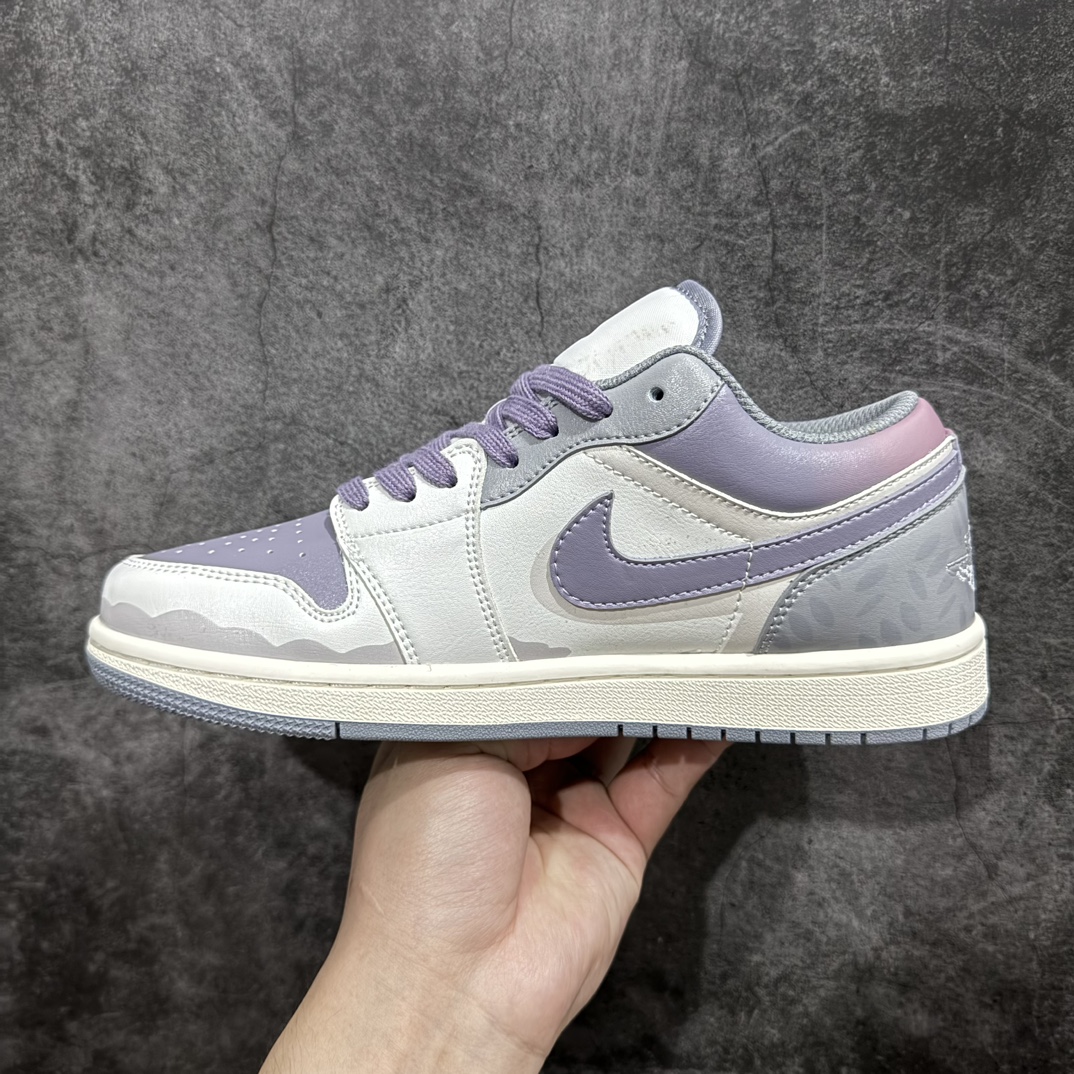 图片[2]-【FS礼盒版】Air Jordan AJ1 Low 熊猫恶作剧n摩登薇境 格雷系蔷薇勋章n独家正确版本 原鞋开发 品质、细节 完美复刻n市面唯一纯原级别 完美零毛边处理 原厂内置全掌气垫 价格定位良心 几十个配色陆续出 平台专用代工流水线出品 一眼公司既视感 拿到手的一瞬间就与众不同 碾压市面所有版本 认准细节 全部原鞋开发 每一个配色都会采购原鞋确认细节 打破市面看图做货无好货之说 细节精确 所有配色原数据档案开发！整体国绕熊猫恶作剧摩登薇境主题设计，鞋身整体采用专属颜料重新喷涂。特殊原创设计图标涂鸦装饰，添加潮流元素效果喷涂点缀 货号：553560-053 尺码：35.5 36 37.5 38 38.5 39 40 40.5 41 42 42.5 43 44 44.5 45 46 47.5 编码：HXS330350-莆田鞋批发中心