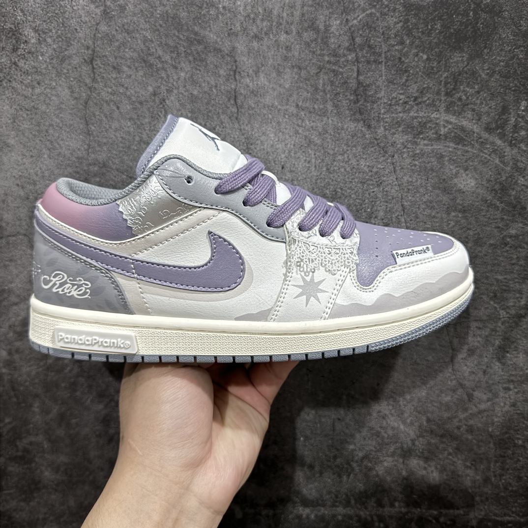 【FS礼盒版】Air Jordan AJ1 Low 熊猫恶作剧n摩登薇境 格雷系蔷薇勋章n独家正确版本 原鞋开发 品质、细节 完美复刻n市面唯一纯原级别 完美零毛边处理 原厂内置全掌气垫 价格定位良心 几十个配色陆续出 平台专用代工流水线出品 一眼公司既视感 拿到手的一瞬间就与众不同 碾压市面所有版本 认准细节 全部原鞋开发 每一个配色都会采购原鞋确认细节 打破市面看图做货无好货之说 细节精确 所有配色原数据档案开发！整体国绕熊猫恶作剧摩登薇境主题设计，鞋身整体采用专属颜料重新喷涂。特殊原创设计图标涂鸦装饰，添加潮流元素效果喷涂点缀 货号：553560-053 尺码：35.5 36 37.5 38 38.5 39 40 40.5 41 42 42.5 43 44 44.5 45 46 47.5 编码：HXS330350-鞋库