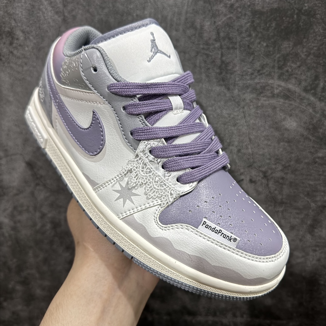 图片[3]-【FS礼盒版】Air Jordan AJ1 Low 熊猫恶作剧n摩登薇境 格雷系蔷薇勋章n独家正确版本 原鞋开发 品质、细节 完美复刻n市面唯一纯原级别 完美零毛边处理 原厂内置全掌气垫 价格定位良心 几十个配色陆续出 平台专用代工流水线出品 一眼公司既视感 拿到手的一瞬间就与众不同 碾压市面所有版本 认准细节 全部原鞋开发 每一个配色都会采购原鞋确认细节 打破市面看图做货无好货之说 细节精确 所有配色原数据档案开发！整体国绕熊猫恶作剧摩登薇境主题设计，鞋身整体采用专属颜料重新喷涂。特殊原创设计图标涂鸦装饰，添加潮流元素效果喷涂点缀 货号：553560-053 尺码：35.5 36 37.5 38 38.5 39 40 40.5 41 42 42.5 43 44 44.5 45 46 47.5 编码：HXS330350-鞋库