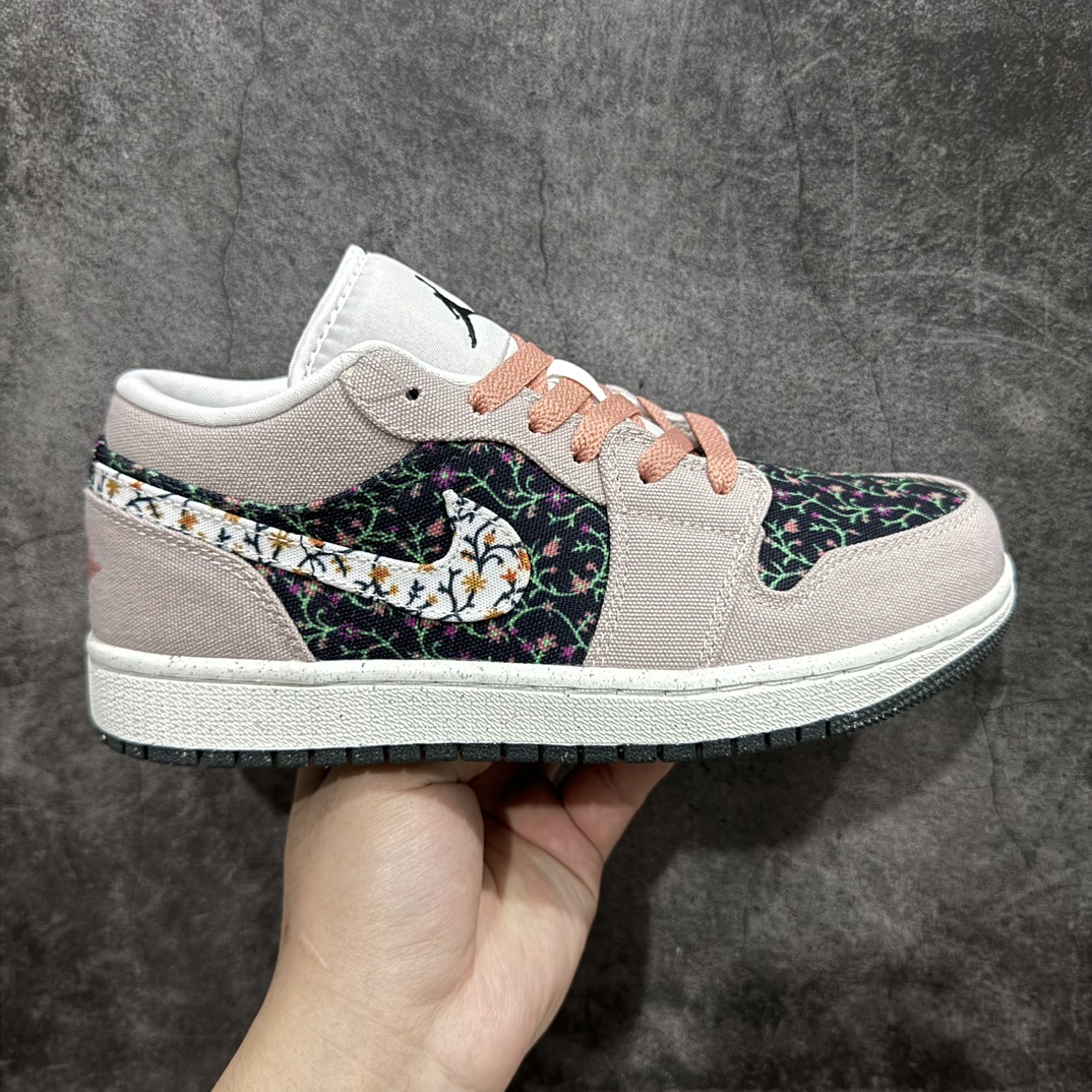 【K版】Air Jordan AJ1 Low低帮 粉色花卉 FJ3445-001全新流水线出品 全部原鞋开发 原楦原纸板开发 全鞋电脑针车 原厂内置全掌气垫 原盒内在原标 唯一Zp原版鞋带绑法 免检产品 全新2022版型 全头层皮料 完美零毛边处理 原厂配置全掌气垫 价格定位良心 几十个配色陆续出货 SIZE：36 36.5 37.5 38 38.5 39 40 40.5 41 42 42.5 43 44 44.5 45 46 47.5 编码：LDS240260-鞋库