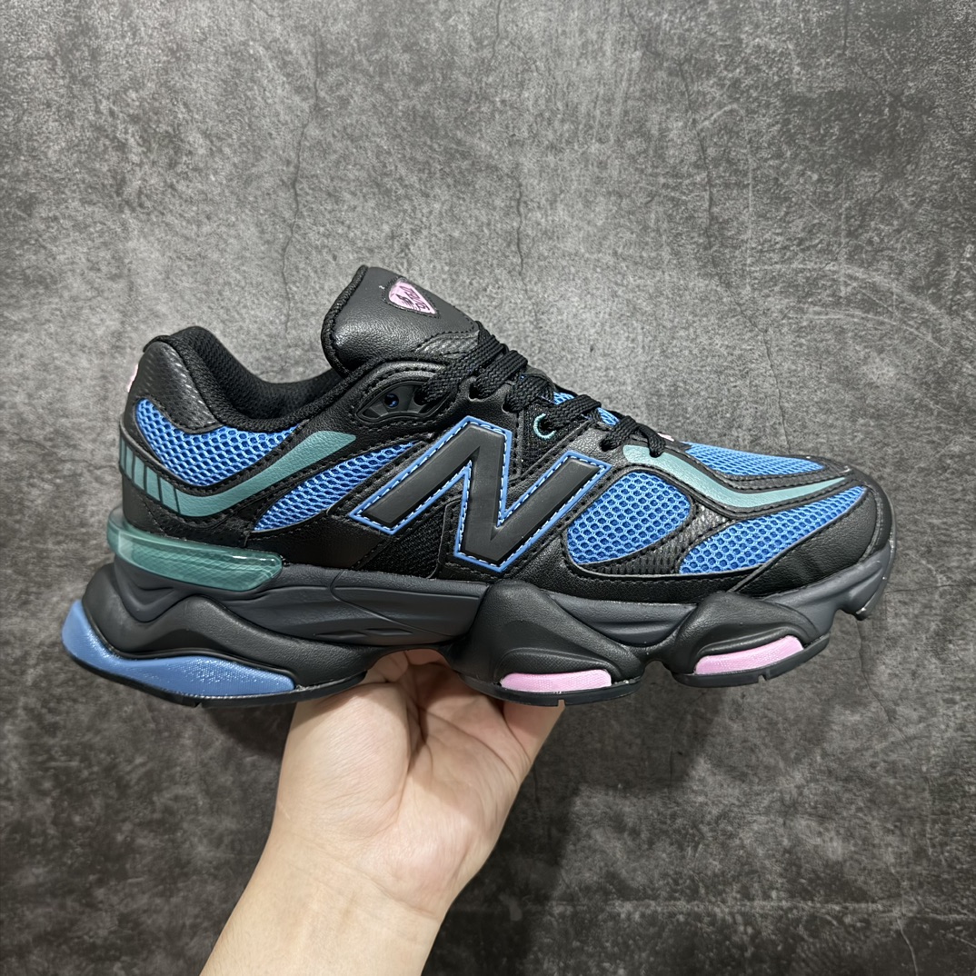 【公司级】 New Balance NB9060 联名款 复古休闲运动慢跑鞋 黑蓝 货号：U9060AGC 全套原楦原纸板原厂数据开发 进口三明治网面 原装进口翻毛皮料正确绒感卡色 正确中底拉帮中底网布细节 原厂标裁 带紫光防伪 定制后跟透明水晶模块 冲裁组合 大底贴合程度胶水上色把控完美 整洁度挑战全网艺术家 多道序QC把关品质完善 匠心打造 耗时两个月开发完成 工艺极其复杂难度可想而知 新开独立私模大底 全网唯一正确六层组合大底 高端零售专供产物Size：36 37 37.5 38 38.5 39 40 40.5 41 42 42.5 43 44 45  编码：LDS270290-鞋库