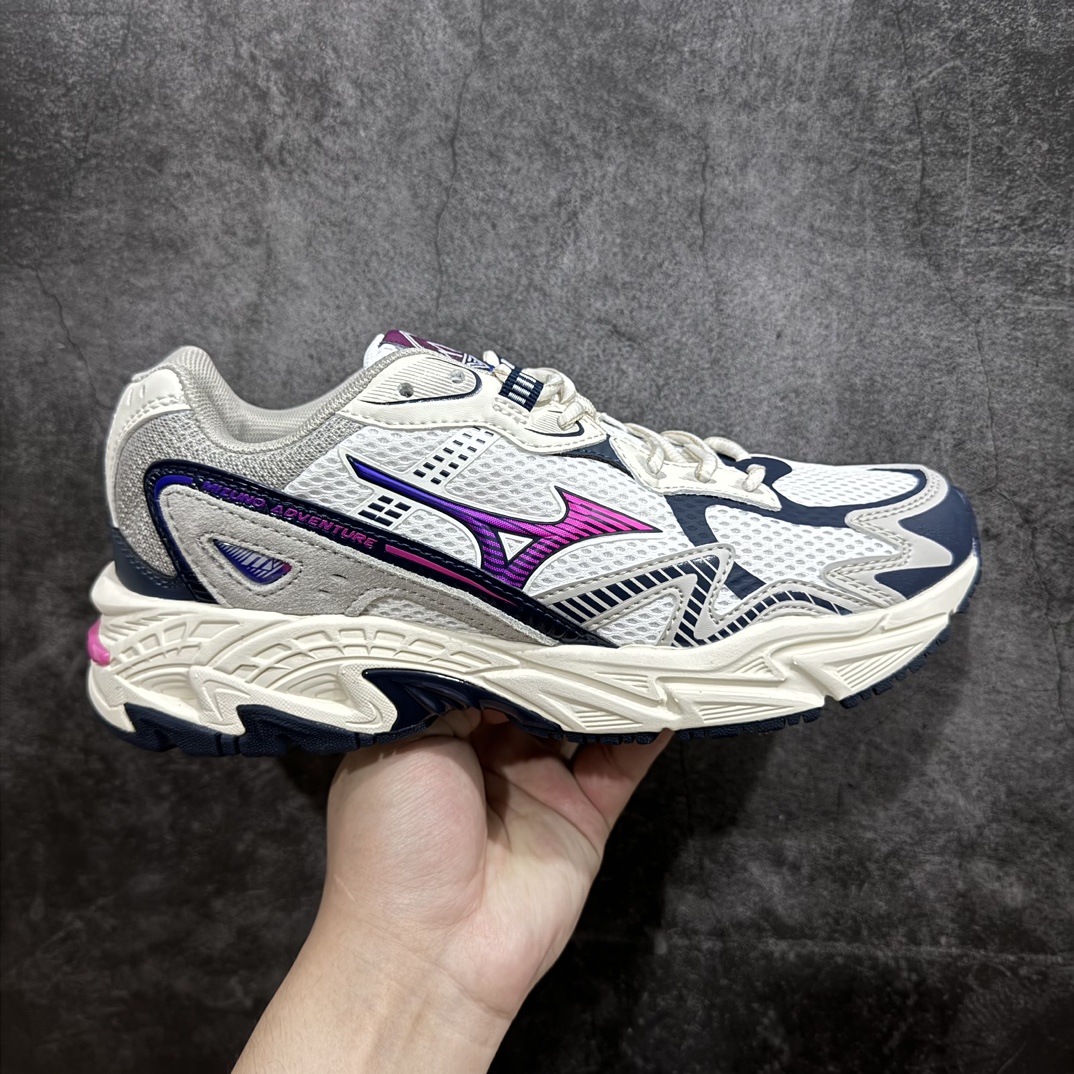 【公司级】Mizuno Adventure Twe 末日废土风复古跑鞋日本著名百年运动品牌·美津浓 冒险者系列低帮情侣城市机能山系运动休闲慢跑鞋n全新的 MIZUNO ADVENTURE 以 MIZUNO 经典的 WAVE RIDER 跑鞋系列进行创作，营造出十足的复古韵味，当然这也是当下最为流行的风格。整双鞋以黑灰色为主调打造，辅以多条鞋身框架覆盖其上，为外观增添了几分 Y2K 风格，同样也增强了层次感。鞋面采用了大面积网眼材质，保证了优秀的透气效果，夏天穿着也不会感觉到焐脚。中底搭载有 MIZUNO 经典的 WAVE 科技，带来足够舒适的缓震脚感，同时还配备有一块面积十分可观的 TPU 片，保证不错的鞋身刚性。 尺码：36 36.5 37.5 38 38.5 39 40 40.5 41 42 42.5 43 44 45 编码：LDS260280-莆田鞋批发中心