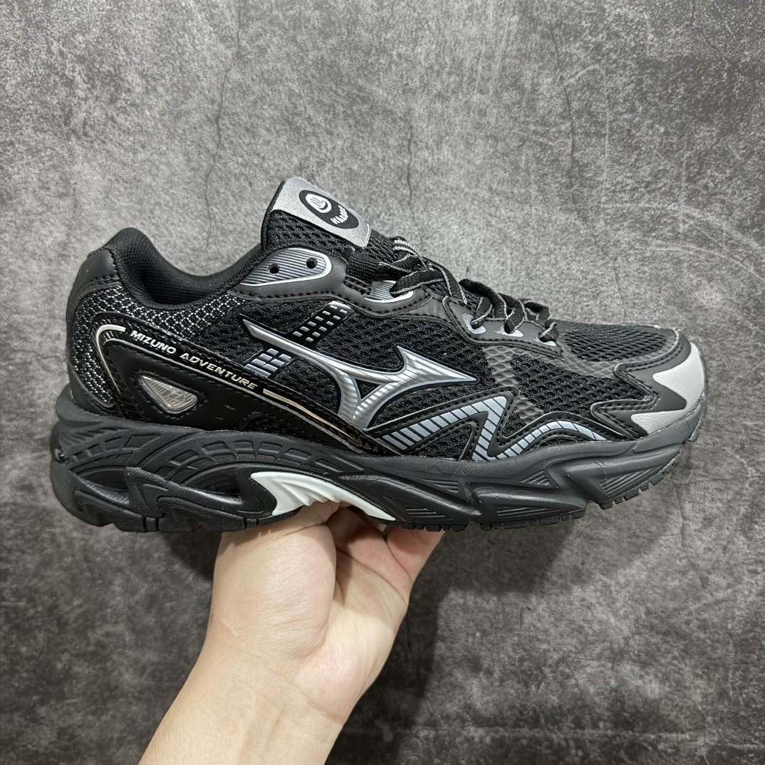 【公司级】Mizuno Adventure Twe 末日废土风复古跑鞋日本著名百年运动品牌·美津浓 冒险者系列低帮情侣城市机能山系运动休闲慢跑鞋n全新的 MIZUNO ADVENTURE 以 MIZUNO 经典的 WAVE RIDER 跑鞋系列进行创作，营造出十足的复古韵味，当然这也是当下最为流行的风格。整双鞋以黑灰色为主调打造，辅以多条鞋身框架覆盖其上，为外观增添了几分 Y2K 风格，同样也增强了层次感。鞋面采用了大面积网眼材质，保证了优秀的透气效果，夏天穿着也不会感觉到焐脚。中底搭载有 MIZUNO 经典的 WAVE 科技，带来足够舒适的缓震脚感，同时还配备有一块面积十分可观的 TPU 片，保证不错的鞋身刚性。 尺码：36 36.5 37.5 38 38.5 39 40 40.5 41 42 42.5 43 44 45 编码：LDS260280-莆田鞋批发中心