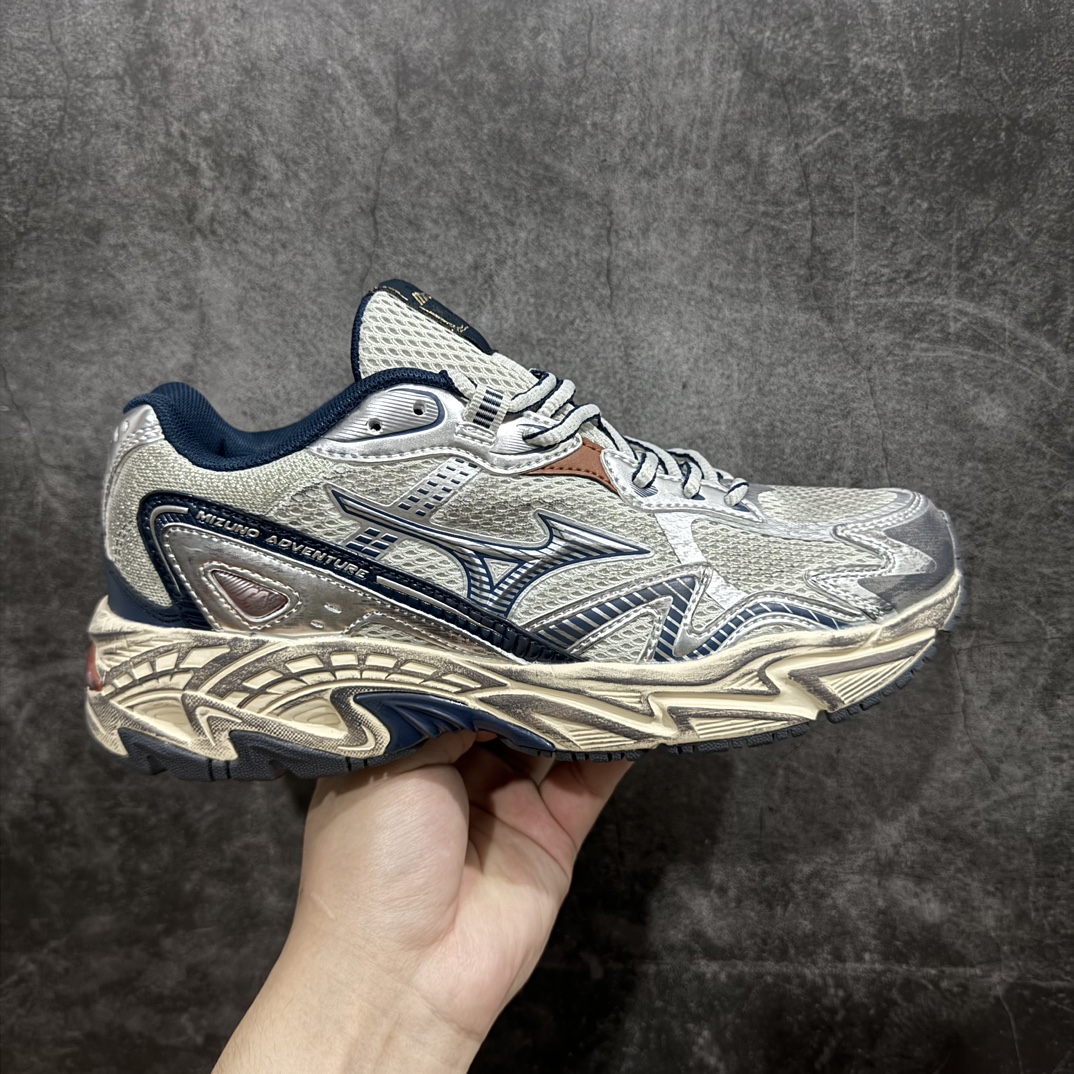 【公司级】Mizuno Adventure Twe 末日废土风复古跑鞋日本著名百年运动品牌·美津浓 冒险者系列低帮情侣城市机能山系运动休闲慢跑鞋n全新的 MIZUNO ADVENTURE 以 MIZUNO 经典的 WAVE RIDER 跑鞋系列进行创作，营造出十足的复古韵味，当然这也是当下最为流行的风格。整双鞋以黑灰色为主调打造，辅以多条鞋身框架覆盖其上，为外观增添了几分 Y2K 风格，同样也增强了层次感。鞋面采用了大面积网眼材质，保证了优秀的透气效果，夏天穿着也不会感觉到焐脚。中底搭载有 MIZUNO 经典的 WAVE 科技，带来足够舒适的缓震脚感，同时还配备有一块面积十分可观的 TPU 片，保证不错的鞋身刚性。 尺码：36 36.5 37.5 38 38.5 39 40 40.5 41 42 42.5 43 44 45 编码：LDS260280-莆田鞋批发中心