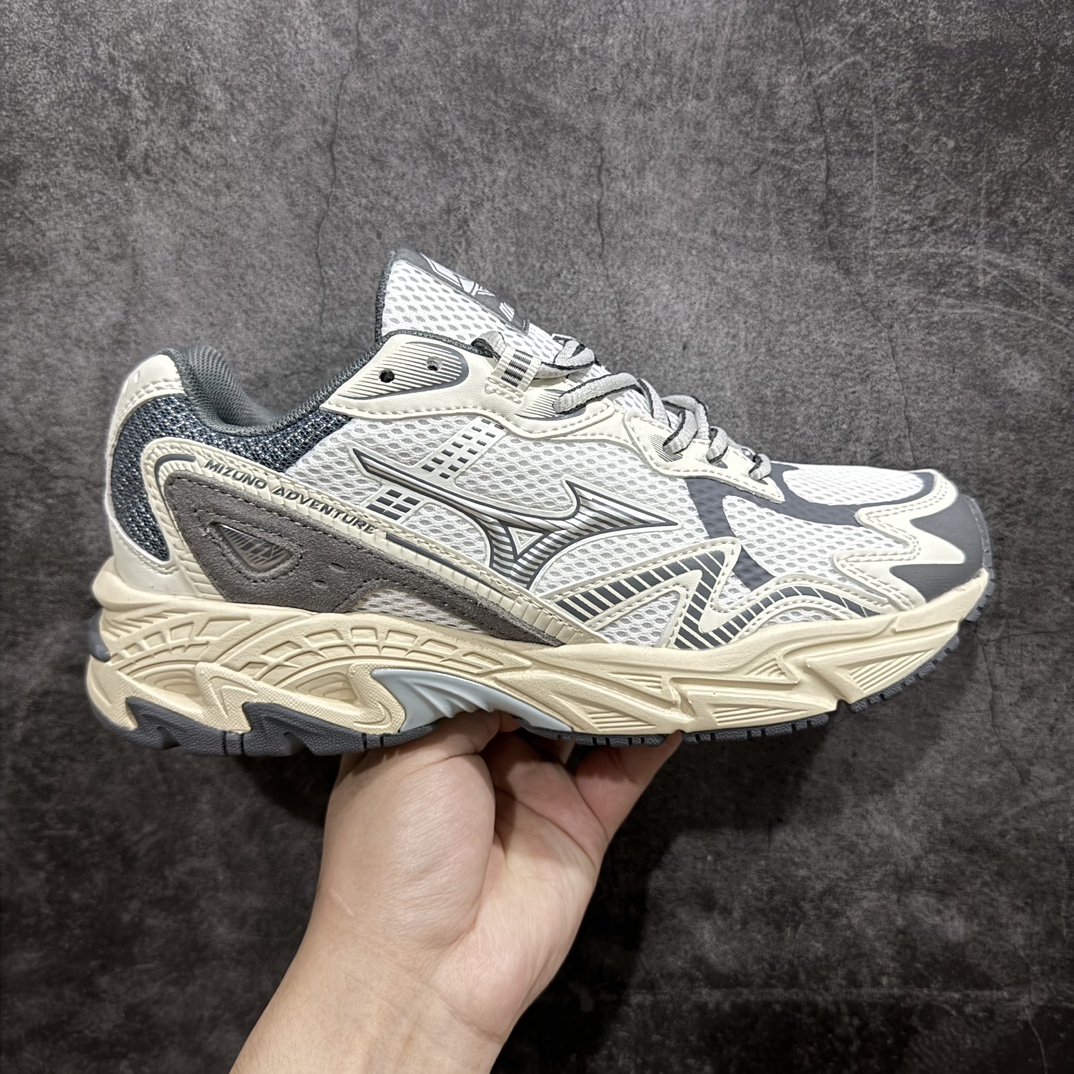 【公司级】Mizuno Adventure Twe 末日废土风复古跑鞋日本著名百年运动品牌·美津浓 冒险者系列低帮情侣城市机能山系运动休闲慢跑鞋n全新的 MIZUNO ADVENTURE 以 MIZUNO 经典的 WAVE RIDER 跑鞋系列进行创作，营造出十足的复古韵味，当然这也是当下最为流行的风格。整双鞋以黑灰色为主调打造，辅以多条鞋身框架覆盖其上，为外观增添了几分 Y2K 风格，同样也增强了层次感。鞋面采用了大面积网眼材质，保证了优秀的透气效果，夏天穿着也不会感觉到焐脚。中底搭载有 MIZUNO 经典的 WAVE 科技，带来足够舒适的缓震脚感，同时还配备有一块面积十分可观的 TPU 片，保证不错的鞋身刚性。 尺码：36 36.5 37.5 38 38.5 39 40 40.5 41 42 42.5 43 44 45 编码：LDS260280-莆田鞋批发中心