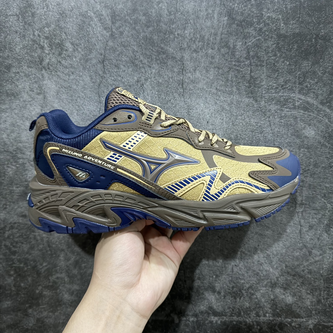 【公司级】Mizuno Adventure Twe 末日废土风复古跑鞋日本著名百年运动品牌·美津浓 冒险者系列低帮情侣城市机能山系运动休闲慢跑鞋n全新的 MIZUNO ADVENTURE 以 MIZUNO 经典的 WAVE RIDER 跑鞋系列进行创作，营造出十足的复古韵味，当然这也是当下最为流行的风格。整双鞋以黑灰色为主调打造，辅以多条鞋身框架覆盖其上，为外观增添了几分 Y2K 风格，同样也增强了层次感。鞋面采用了大面积网眼材质，保证了优秀的透气效果，夏天穿着也不会感觉到焐脚。中底搭载有 MIZUNO 经典的 WAVE 科技，带来足够舒适的缓震脚感，同时还配备有一块面积十分可观的 TPU 片，保证不错的鞋身刚性。 尺码：36 36.5 37.5 38 38.5 39 40 40.5 41 42 42.5 43 44 45 编码：LDS260280-莆田鞋批发中心