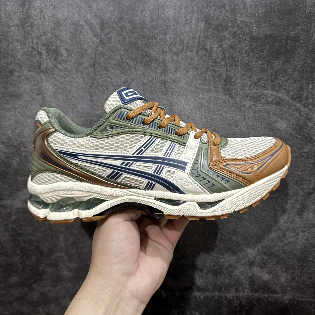 【纯原版】 ASICS GEL-KAYANO 14 亚瑟士系列轻量缓震休闲运动跑步鞋n设计师 Hidenori Yamashita 以「Flash」一词为灵感，创造出未来感金属色鞋面，改造升级内在性能，由内而外全面革新，为 GEL-KAYANO 家族传承及经典跑鞋文化的延续，创下里程碑式作品。ASICS GEL – KAYANO 14 跑鞋重新诠释了复古的跑步形状，并以其 2000 年代后期的美学理念重新铺装，银色与蓝色的鞋面极为高档.网面铺陈与鞋面、鞋头多处细节位增添了透气性。ASICS GEL – KAYANO 14的鞋后跟部中底上以及多密度耐磨鞋底增加了 GEL 缓震胶，提供高抗冲击性、缓冲性、可保护脚部免受地面冲击的影响，穿着舒适性十足「入手同款」 尺码：36 37 37.5 38 39 39.5 40.5 41.5 42 42.5 43.5 44 45 编码：LDS260280-鞋库