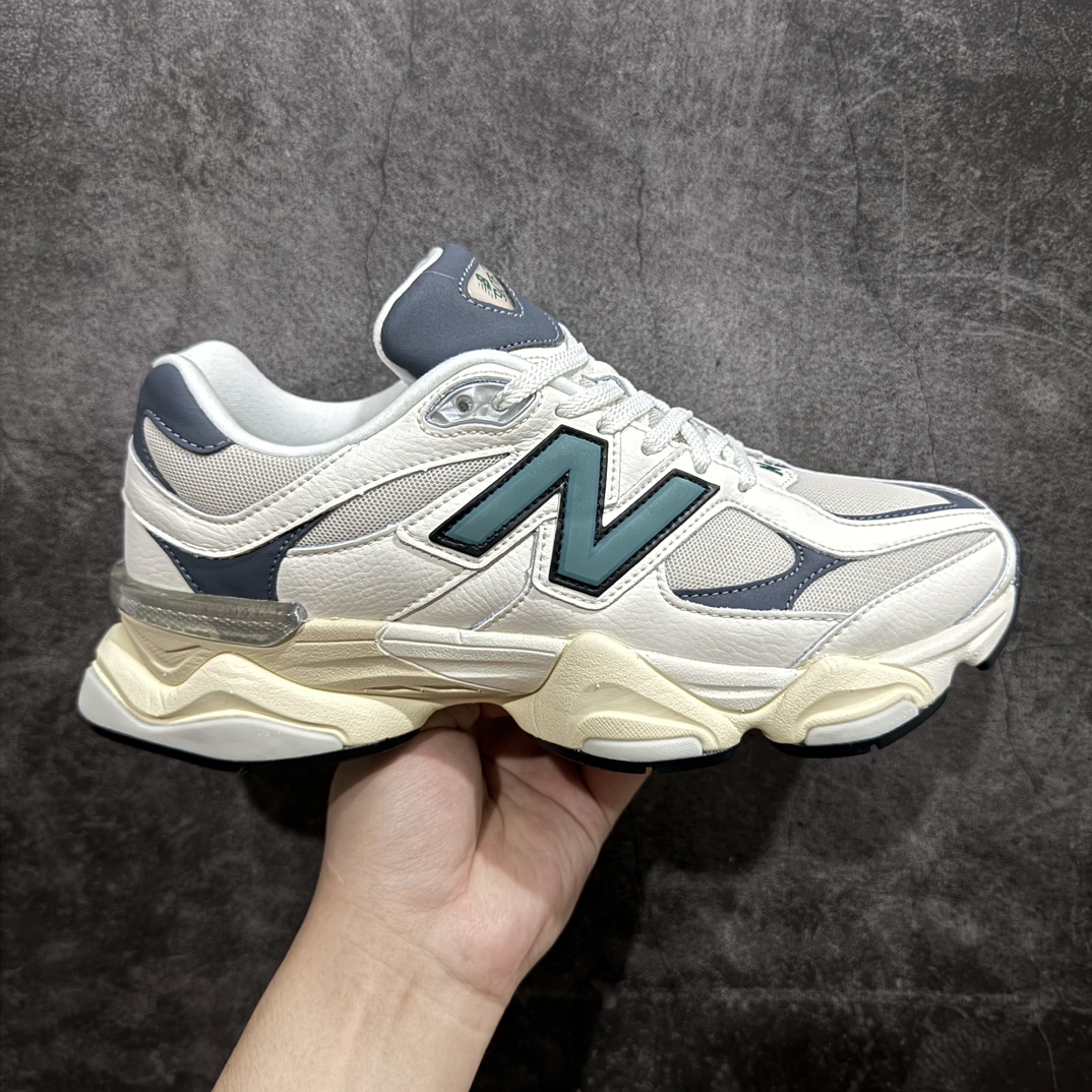 【纯原版】 New Balance NB9060 联名款 复古休闲运动慢跑鞋 U9060ESDn 全套原楦原纸板原厂数据开发 进口三明治网面 原装进口翻毛皮料正确绒感卡色 正确中底拉帮中底网布细节 原厂标裁 带紫光防伪 定制后跟透明水晶模块 冲裁组合 大底贴合程度胶水上色把控完美 整洁度挑战全网艺术家 多道序QC把关品质完善 匠心打造 耗时两个月开发完成 工艺极其复杂难度可想而知 新开独立私模大底 全网唯一正确六层组合大底 高端零售专供产物Size：36 37 37.5 38 38.5 39 40 40.5 41 42 42.5 43 44 45 46.5 编码：JP270300-鞋库