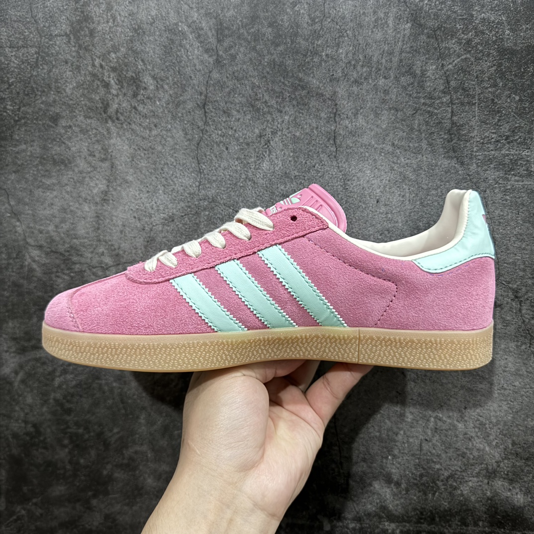 图片[2]-【R版】AD Original Gazelle Indoor Trainers 瞪羚室内鞋系列低帮复古百搭休闲运动德训风板鞋将复古进行到底 简约流畅 三十年不变经典 这款Gazelle运动鞋 无论面料、配色、质感或设计 都只在重现其1991年原款的经典 皮革鞋面 撞色三条纹和鞋跟标的设计 力求呈现90年代的经典复古风潮 Samba火热的同时 也带动了其它的复古鞋型 Gazelle便是其中一只 Gazelle Indoor拥有包边更宽的T字型鞋头 更好的保护运动员的前掌 浓浓的复古氛围感 非常适合现在流行的Cleanfit风格n 尺码：35.5 36 36⅔ 37⅓ 38 38⅔ 39⅓ 40 40⅔ 41⅓ 42 42⅔ 43⅓ 44 44⅔ 45 编码：LDS210230-鞋库