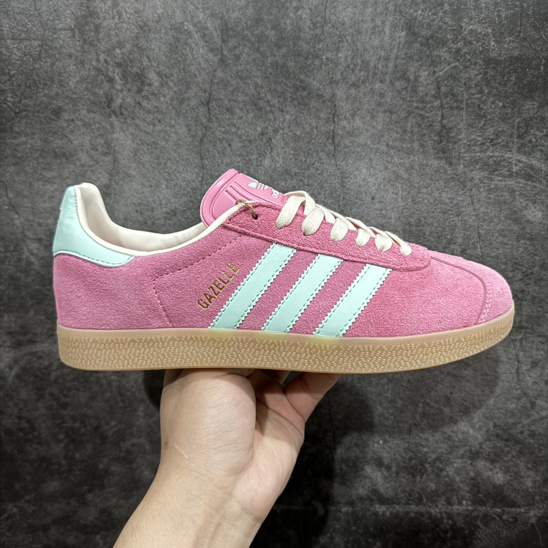 【R版】AD Original Gazelle Indoor Trainers 瞪羚室内鞋系列低帮复古百搭休闲运动德训风板鞋将复古进行到底 简约流畅 三十年不变经典 这款Gazelle运动鞋 无论面料、配色、质感或设计 都只在重现其1991年原款的经典 皮革鞋面 撞色三条纹和鞋跟标的设计 力求呈现90年代的经典复古风潮 Samba火热的同时 也带动了其它的复古鞋型 Gazelle便是其中一只 Gazelle Indoor拥有包边更宽的T字型鞋头 更好的保护运动员的前掌 浓浓的复古氛围感 非常适合现在流行的Cleanfit风格n 尺码：35.5 36 36⅔ 37⅓ 38 38⅔ 39⅓ 40 40⅔ 41⅓ 42 42⅔ 43⅓ 44 44⅔ 45 编码：LDS210230-鞋库