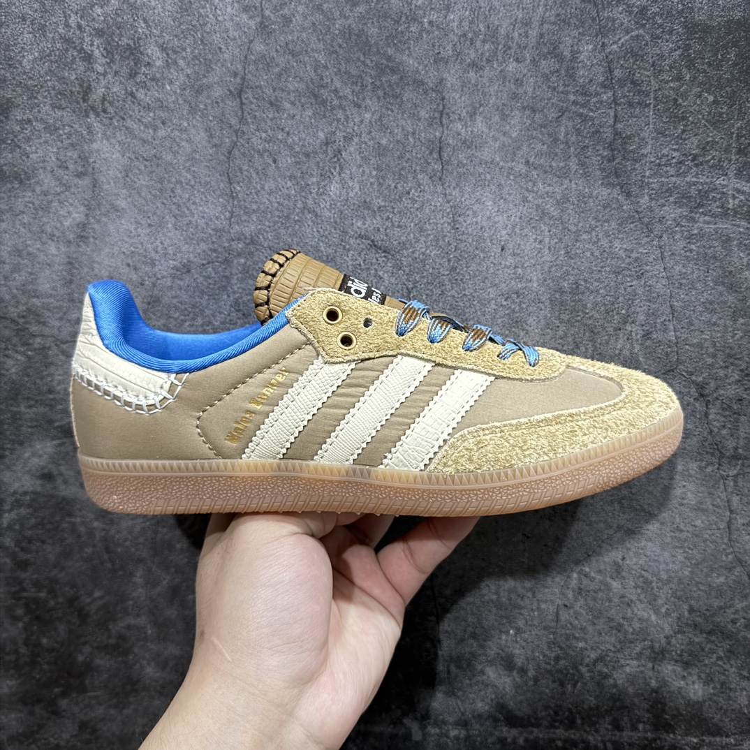 【正确版】阿迪桑巴高品质高弹牛筋布系列n全新版本的 Wales Bonner x adidas Samba         Wales Bonner x adidas Samba 去年属实是火了一把，翻盖鞋舌和拼接设计大受好评。一双主打灰白色，一双主打卡其色；两款都加入了蓝色点缀，撞色巧妙且亮眼，同时取消了折叠鞋舌的设计。 货号：IH3261 尺码：35 36 36.5 37.5 38 38.5 39 40 40.5 41 42 42.5 43 44 44.5 45 编码：LDS240250-鞋库