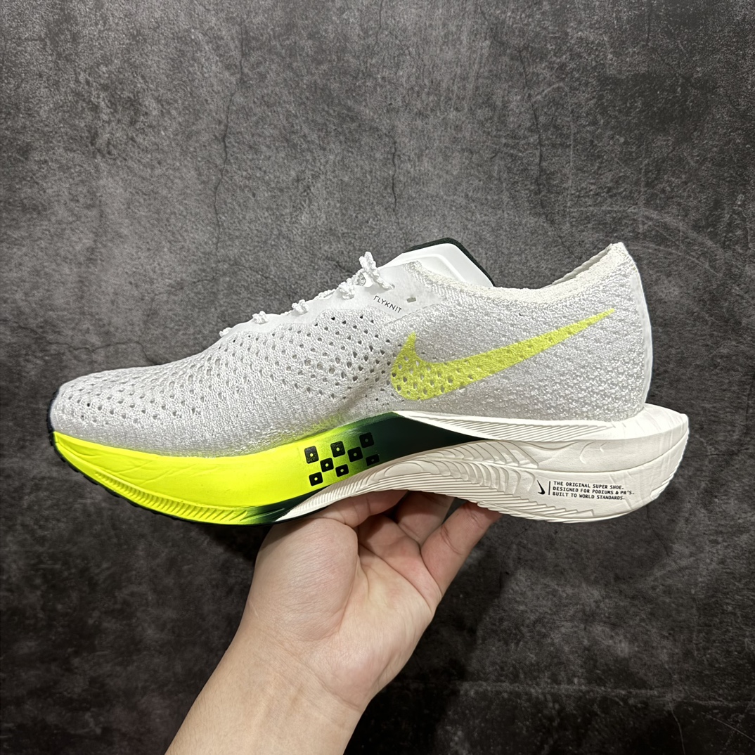 图片[2]-【顶级No.1版】Nike ZoomX Vaporfly Next% 3 破2三代 空气飞行3代系列马拉松轻量超跑竞速运动慢跑鞋 货号：FZ4017-100n男鞋真标半码制升级原楦原纸版数据开发版型n采用同源数据开发Flyknit织物融合TPU丝半透明鞋面材质n中底采用ZoomX泡棉+FlyPlate铲型塑料碳板 外置防滑耐磨大底片❗️科技扛鼎，再次提升！ 尺码：39 40 40.5 41 42 42.5 43 44 44.5 45nn近日，Nike全新顶级缓震跑鞋亮相，那就是深受马拉松跑者喜爱的 Nike ZoomX Vaporfly NEXT% 系列新鞋Nike Vaporfly NEXT% 3！从整体结构上看，这一代Vaporfly变化不大，依然是“三明治”结构中底，但细节上确实有了不少变化。最大的改动是将原本的上翘中底改为了钻石切割造型，将外延长度缩短，宽度进行增加，提高了落地稳定性。外底采用华夫格纹路，透过ZoomX泡棉内置的 FlyPlate 碳板清晰可见。 编码：DS390310-莆田鞋批发中心