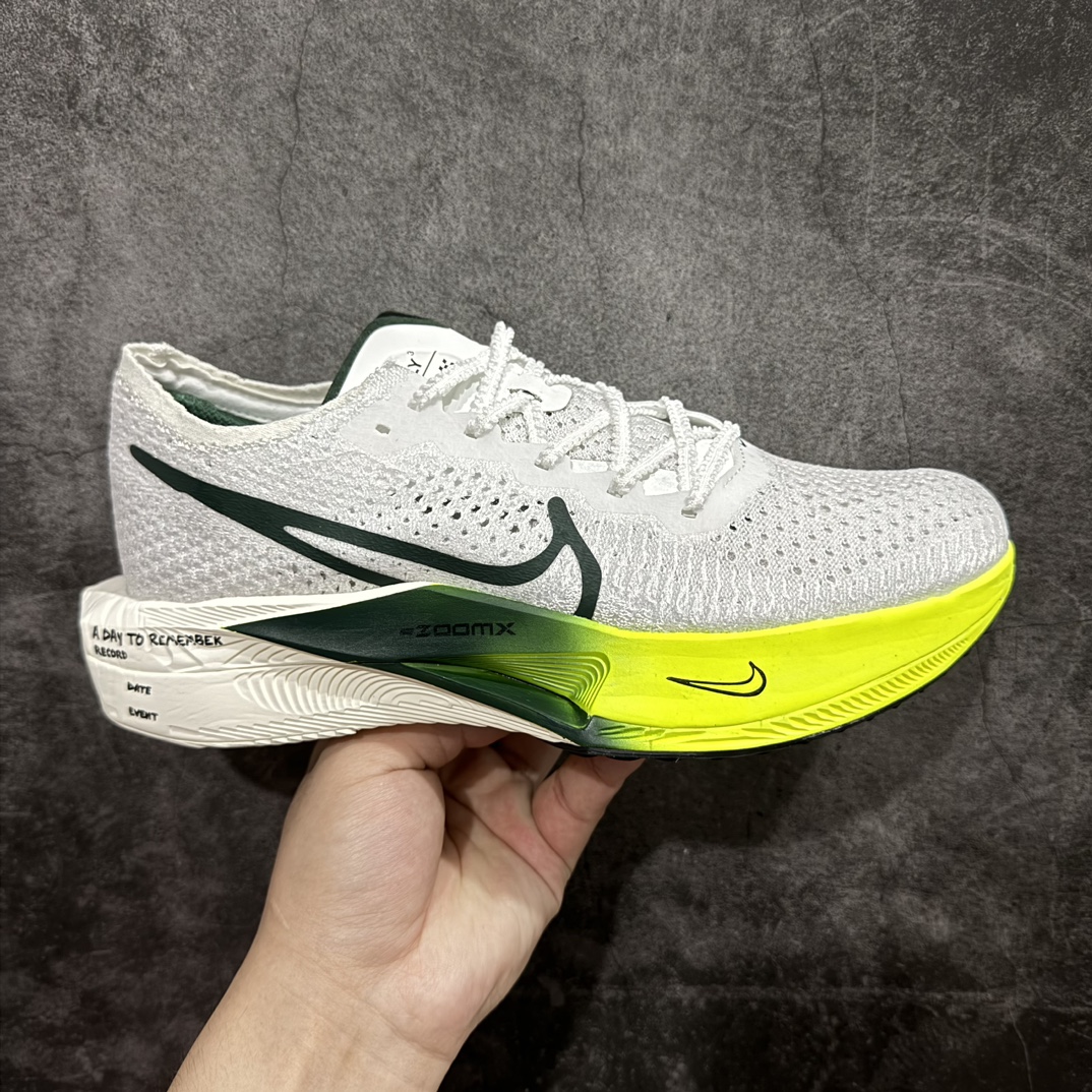 【顶级No.1版】Nike ZoomX Vaporfly Next% 3 破2三代 空气飞行3代系列马拉松轻量超跑竞速运动慢跑鞋 货号：FZ4017-100n男鞋真标半码制升级原楦原纸版数据开发版型n采用同源数据开发Flyknit织物融合TPU丝半透明鞋面材质n中底采用ZoomX泡棉+FlyPlate铲型塑料碳板 外置防滑耐磨大底片❗️科技扛鼎，再次提升！ 尺码：39 40 40.5 41 42 42.5 43 44 44.5 45nn近日，Nike全新顶级缓震跑鞋亮相，那就是深受马拉松跑者喜爱的 Nike ZoomX Vaporfly NEXT% 系列新鞋Nike Vaporfly NEXT% 3！从整体结构上看，这一代Vaporfly变化不大，依然是“三明治”结构中底，但细节上确实有了不少变化。最大的改动是将原本的上翘中底改为了钻石切割造型，将外延长度缩短，宽度进行增加，提高了落地稳定性。外底采用华夫格纹路，透过ZoomX泡棉内置的 FlyPlate 碳板清晰可见。 编码：DS390310-莆田鞋批发中心