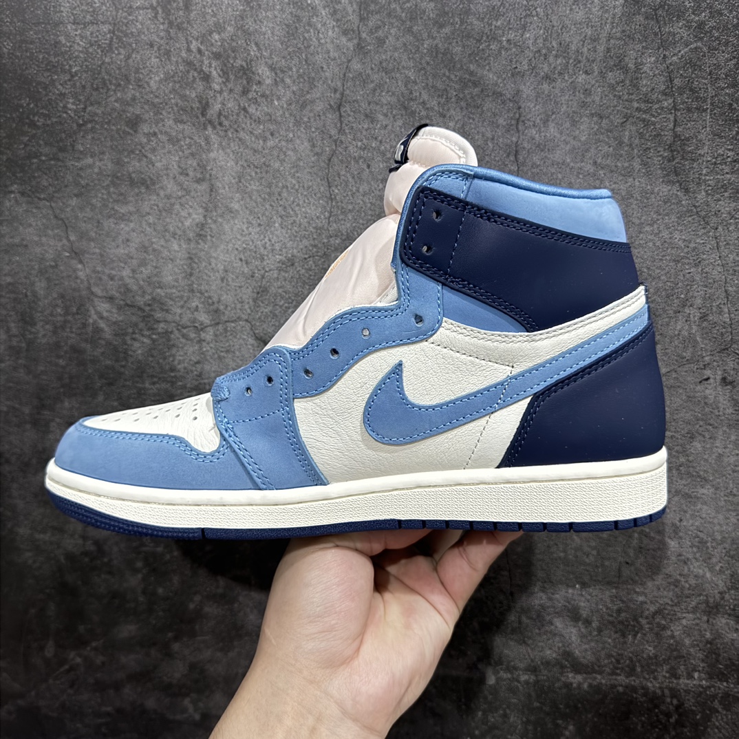 图片[2]-【原厂版】Air Jordan 1 Retro \”First in Flight\”北卡蓝脚趾 官方货号：FD2596 400Fn唯一可媲美原版 同价位区间无对手n全鞋电脑针车 精确间距匹配国内顶级头层皮料订染 用料绝不含糊飞翼3D高频深度立体 全方位比对原鞋n皮料全程玻璃冲刀 冲裁 清洁度完美工艺方面漏斗收腰 底线拉帮 LOGO立体 小到针眼排布 载片对称 冲孔效果 鞋标规范 鞋垫背胶等等n不吹不黑这个价位无敌，绝对无敌👏 Size：40 40.5 41.5 42 42.5 43 44 45 46 47.5 编码：X10290320-鞋库