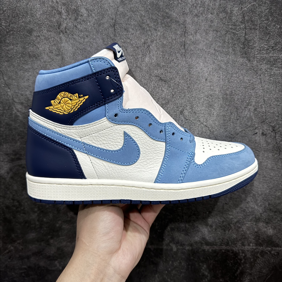 【原厂版】Air Jordan 1 Retro \”First in Flight\”北卡蓝脚趾 官方货号：FD2596 400Fn唯一可媲美原版 同价位区间无对手n全鞋电脑针车 精确间距匹配国内顶级头层皮料订染 用料绝不含糊飞翼3D高频深度立体 全方位比对原鞋n皮料全程玻璃冲刀 冲裁 清洁度完美工艺方面漏斗收腰 底线拉帮 LOGO立体 小到针眼排布 载片对称 冲孔效果 鞋标规范 鞋垫背胶等等n不吹不黑这个价位无敌，绝对无敌👏 Size：40 40.5 41.5 42 42.5 43 44 45 46 47.5 编码：X10290320-莆田鞋批发中心