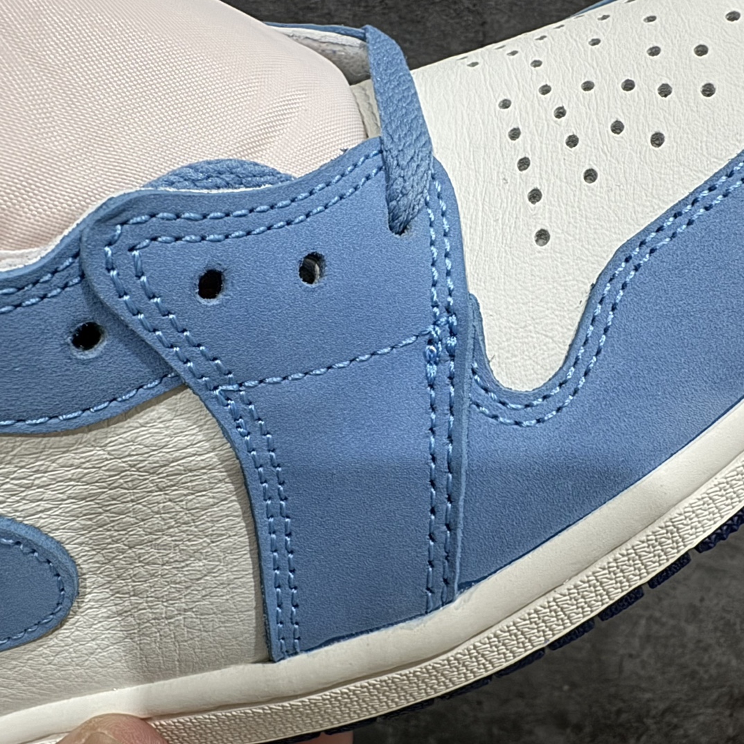 图片[3]-【原厂版】Air Jordan 1 Retro \”First in Flight\”北卡蓝脚趾 官方货号：FD2596 400Fn唯一可媲美原版 同价位区间无对手n全鞋电脑针车 精确间距匹配国内顶级头层皮料订染 用料绝不含糊飞翼3D高频深度立体 全方位比对原鞋n皮料全程玻璃冲刀 冲裁 清洁度完美工艺方面漏斗收腰 底线拉帮 LOGO立体 小到针眼排布 载片对称 冲孔效果 鞋标规范 鞋垫背胶等等n不吹不黑这个价位无敌，绝对无敌👏 Size：40 40.5 41.5 42 42.5 43 44 45 46 47.5 编码：X10290320-鞋库