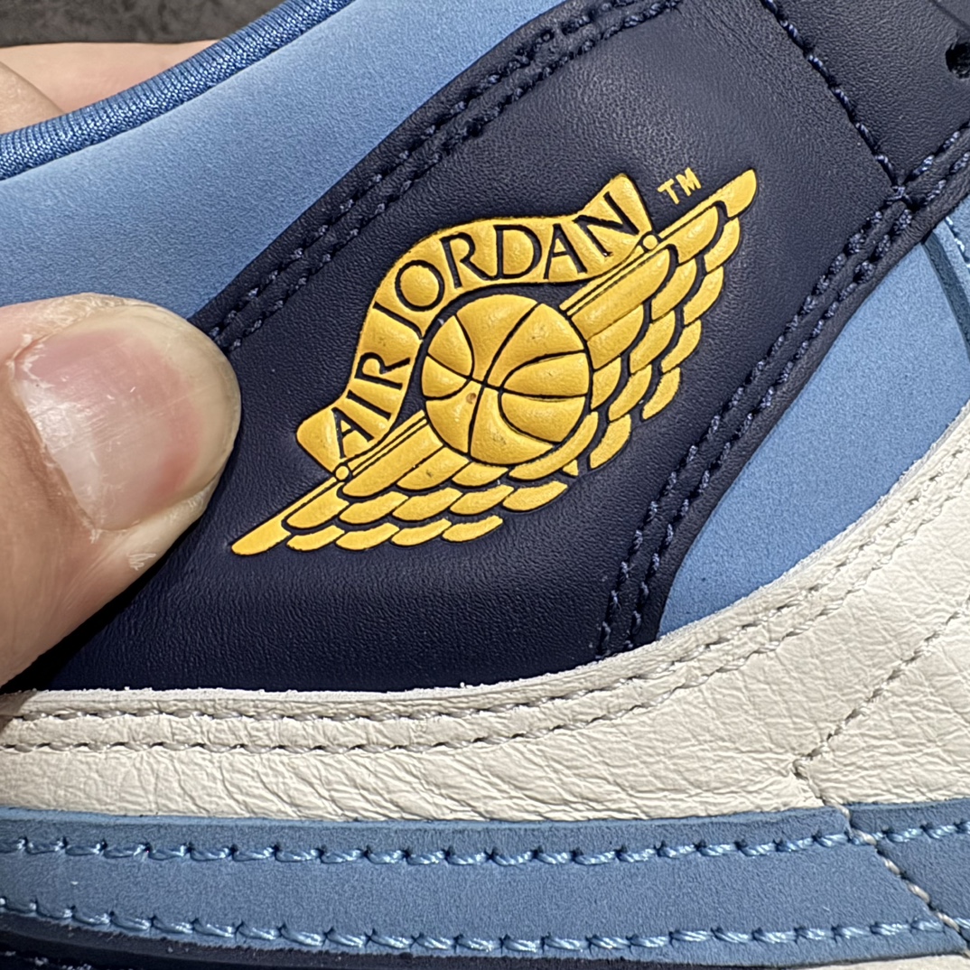 图片[2]-【原厂版】Air Jordan 1 Retro \”First in Flight\”北卡蓝脚趾 官方货号：FD2596 400Fn唯一可媲美原版 同价位区间无对手n全鞋电脑针车 精确间距匹配国内顶级头层皮料订染 用料绝不含糊飞翼3D高频深度立体 全方位比对原鞋n皮料全程玻璃冲刀 冲裁 清洁度完美工艺方面漏斗收腰 底线拉帮 LOGO立体 小到针眼排布 载片对称 冲孔效果 鞋标规范 鞋垫背胶等等n不吹不黑这个价位无敌，绝对无敌👏 Size：40 40.5 41.5 42 42.5 43 44 45 46 47.5 编码：X10290320-鞋库