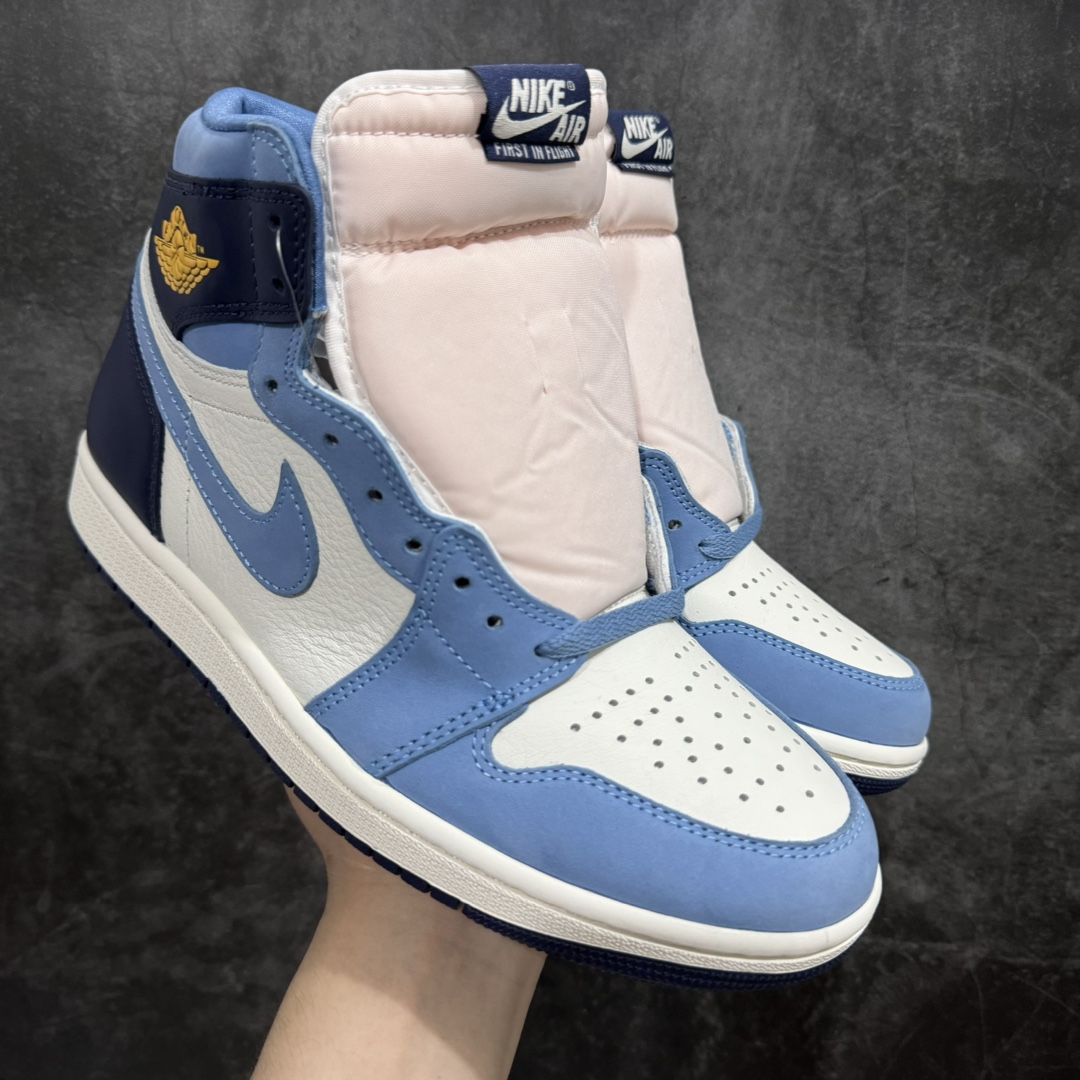 【原厂版】Air Jordan 1 Retro \”First in Flight\”北卡蓝脚趾 官方货号：FD2596 400Fn唯一可媲美原版 同价位区间无对手n全鞋电脑针车 精确间距匹配国内顶级头层皮料订染 用料绝不含糊飞翼3D高频深度立体 全方位比对原鞋n皮料全程玻璃冲刀 冲裁 清洁度完美工艺方面漏斗收腰 底线拉帮 LOGO立体 小到针眼排布 载片对称 冲孔效果 鞋标规范 鞋垫背胶等等n不吹不黑这个价位无敌，绝对无敌👏 Size：40 40.5 41.5 42 42.5 43 44 45 46 47.5 编码：X10290320-鞋库