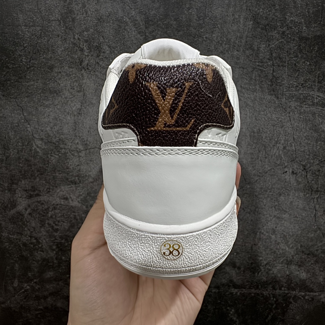 图片[4]-【广东纯原版本】路易威登 LOUIS VUITTON STADIUM系列 情侣款 休闲运动鞋小白鞋，原版购入开发 LV Stadium 运动鞋为柔软牛皮革局部压印 Monogram 图案，再现复古设计风潮。独特鞋身字母刺绣工艺Monogram 帆布饰边和鞋头镂孔汇聚工致细节，鞋舌饰以 LV 字母标签，外底抒写路易威登标识n配送专柜精美包装！ Size：35 36 37 38 39 40 41 42 43 44 45 编码：HH410430-鞋库