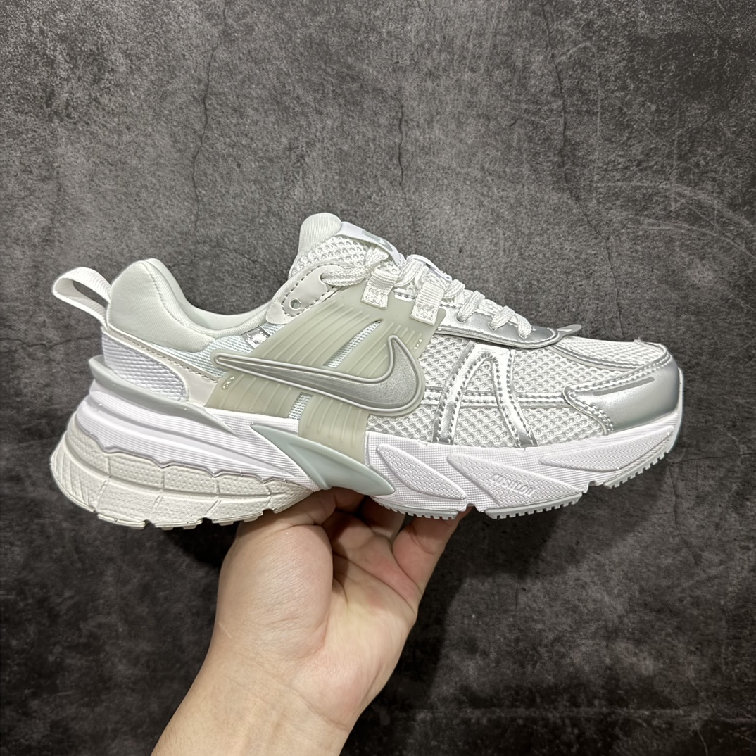 【正确组合底版】NK V2k Runtekk \”Summit White Metallic Silver\’\’复古老爹鞋跑步鞋 灰色   FD0736-104n正确组合底区分市场提前出的一体的大底n材质上使用大面积网眼 皮革 TPU 组成支撑和透气性肯定不错中底处由 Cushlon 泡绵打造保证在压马路时可以提供优秀脚感并通过一手做旧氧化效果突出复古感中底造型很容易让大家联想到巴黎世家3XL 增高效果同样不能忽视 尺码：36-46 编码：YX230250-鞋库