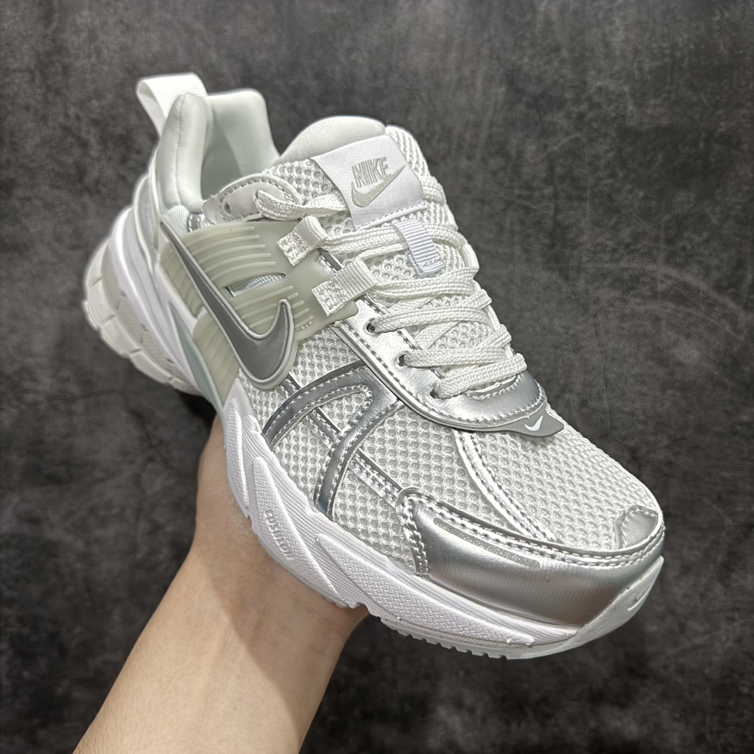 图片[3]-【正确组合底版】NK V2k Runtekk \”Summit White Metallic Silver\’\’复古老爹鞋跑步鞋 灰色   FD0736-104n正确组合底区分市场提前出的一体的大底n材质上使用大面积网眼 皮革 TPU 组成支撑和透气性肯定不错中底处由 Cushlon 泡绵打造保证在压马路时可以提供优秀脚感并通过一手做旧氧化效果突出复古感中底造型很容易让大家联想到巴黎世家3XL 增高效果同样不能忽视 尺码：36-46 编码：YX230250-鞋库