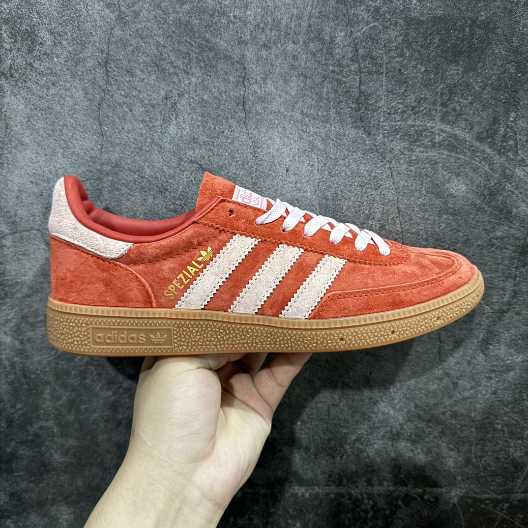 【R版】AD Originals Handball SPZL 手球运动员系列百搭休闲运动板鞋 IE5894nn这款来自阿迪达斯的这款HANDBALL SPZL前身是一双手球运动鞋，这一次拿来复刻，所以鞋面的主要色彩选用了黑色， 鞋面外侧除了Spezial字母之外还有三叶草标志。Handball SPZL作为复古手球训练鞋与作为室内足球鞋的Samba有着异曲同工之处，但是质感更为出众的鞋身以及丰富的配色选择比起Samba来讲可以说是更胜一筹了！尺码：36 36⅔ 37⅓ 38 38⅔ 39⅓ 40 40⅔ 41⅓ 42 42⅔ 43⅓ 44 45  编码：LDS210230-鞋库