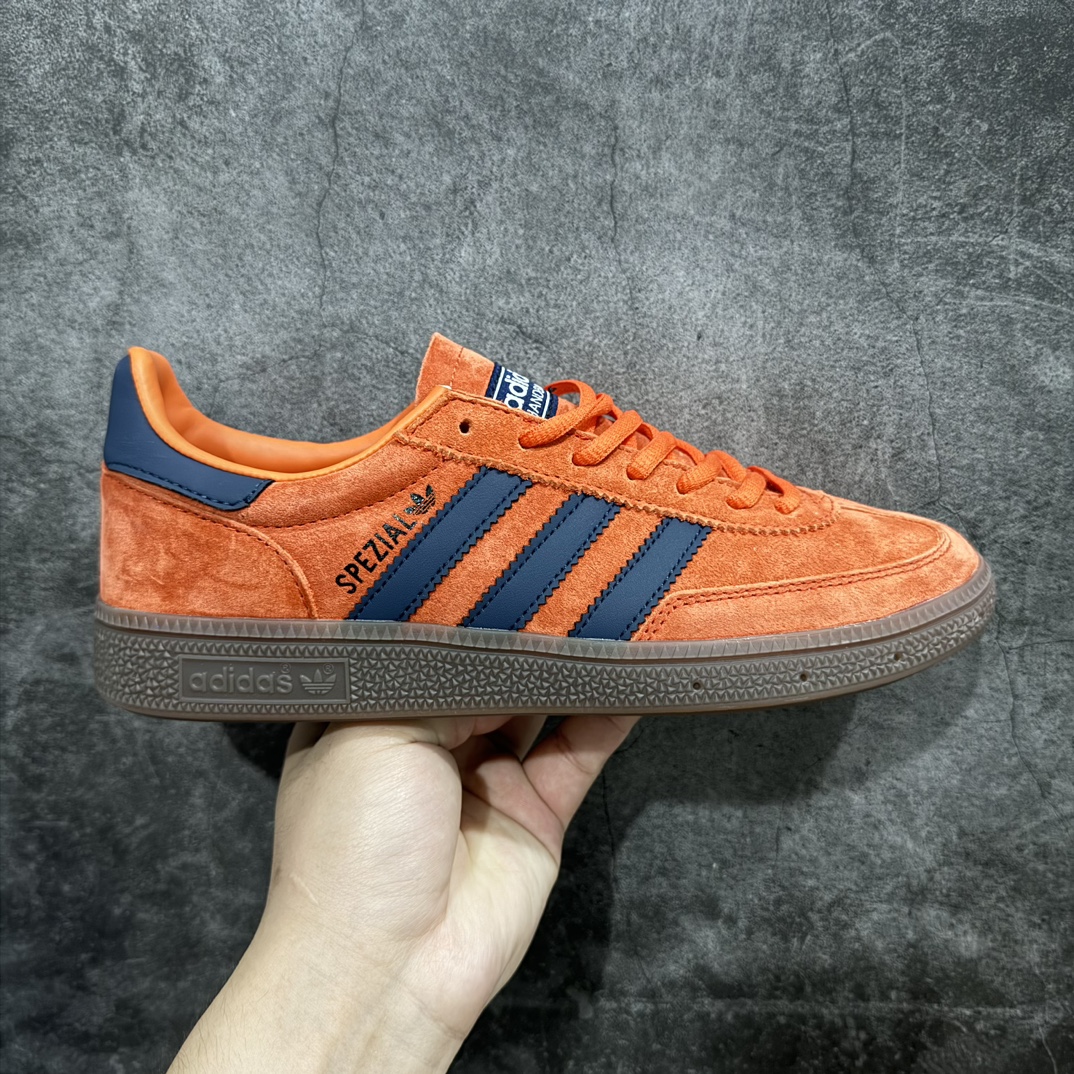 【R版】AD Originals Handball SPZL 手球运动员系列百搭休闲运动板鞋 GX6988nn这款来自阿迪达斯的这款HANDBALL SPZL前身是一双手球运动鞋，这一次拿来复刻，所以鞋面的主要色彩选用了黑色， 鞋面外侧除了Spezial字母之外还有三叶草标志。Handball SPZL作为复古手球训练鞋与作为室内足球鞋的Samba有着异曲同工之处，但是质感更为出众的鞋身以及丰富的配色选择比起Samba来讲可以说是更胜一筹了！尺码：36 36⅔ 37⅓ 38 38⅔ 39⅓ 40 40⅔ 41⅓ 42 42⅔ 43⅓ 44 45  编码：LDS210230-莆田鞋批发中心