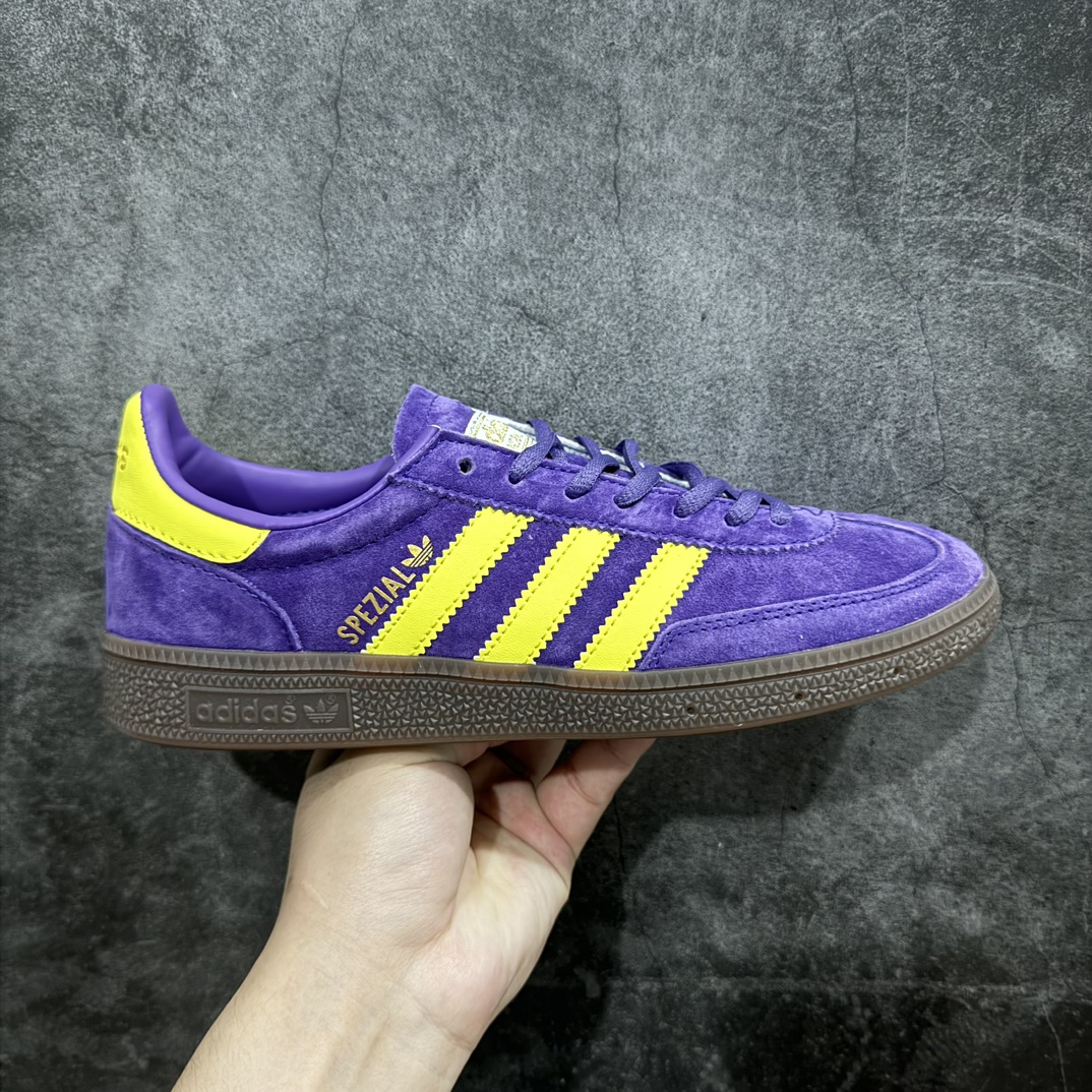 【R版】AD Originals Handball SPZL 手球运动员系列百搭休闲运动板鞋 GW1398nn这款来自阿迪达斯的这款HANDBALL SPZL前身是一双手球运动鞋，这一次拿来复刻，所以鞋面的主要色彩选用了黑色， 鞋面外侧除了Spezial字母之外还有三叶草标志。Handball SPZL作为复古手球训练鞋与作为室内足球鞋的Samba有着异曲同工之处，但是质感更为出众的鞋身以及丰富的配色选择比起Samba来讲可以说是更胜一筹了！尺码：36 36⅔ 37⅓ 38 38⅔ 39⅓ 40 40⅔ 41⅓ 42 42⅔ 43⅓ 44 45  编码：LDS210230-莆田鞋批发中心