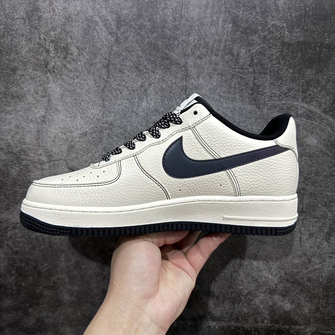 图片[2]-【公司级】Undefeated x Nike Air Force 1 Low 夜魔侠 空军一号低帮休闲板鞋 定制皮料 原装定制鞋盒 炫彩反光 细节满满 原楦头原纸板 内置全掌气垫 货号：UN2588-121SIZE：36 36.5 37.5 38 38.5 39 40 40.5 41 42 42.5 43 44 44.5 45 编码：LF290300-莆田鞋批发中心