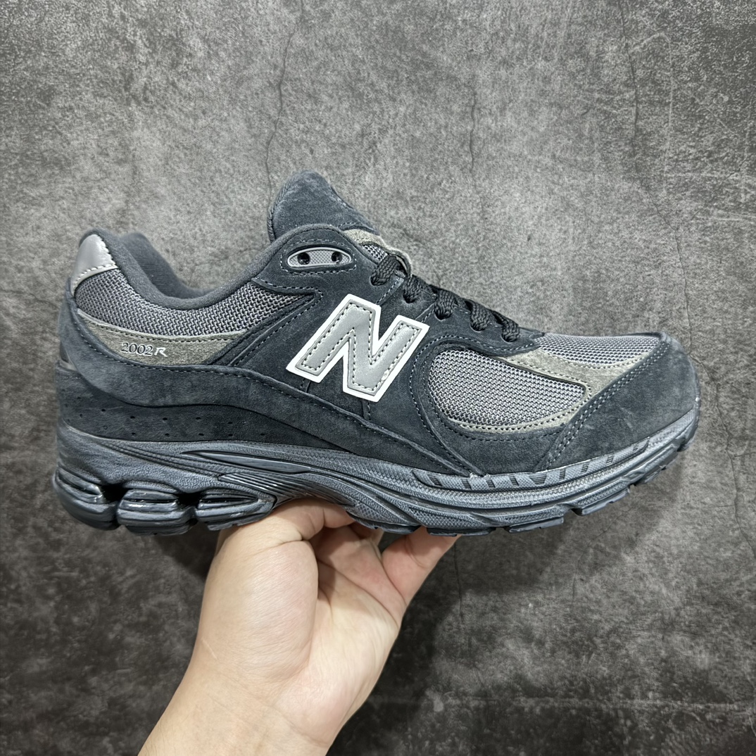 【K版】New Balance NB2002系列男女休闲慢跑鞋 M2002RBVn必备的时髦单品之一 最新出的2002R系列 这款延续了经典科技 升级版N-ERGY缓震物料机能与材质上脚太舒适了 鞋面的柔软麂皮搭配尼龙网布 特别透气而且还复古感 不管是搭配牛仔裤还工装裤都是百搭！小红书众多博主上脚推荐！ 尺码：36 36.5 37.5 38 38.5 39.5 40 40.5 41 42 42.5 43 44 44.5 45 编码：HXS310330-鞋库