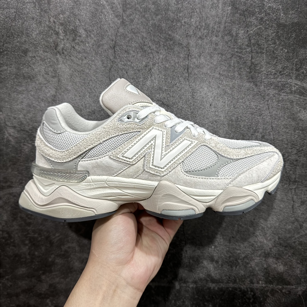 【纯原版】 New Balance NB9060 联名款 复古休闲运动慢跑鞋 米灰色 U9060FGNn 全套原楦原纸板原厂数据开发 进口三明治网面 原装进口翻毛皮料正确绒感卡色 正确中底拉帮中底网布细节 原厂标裁 带紫光防伪 定制后跟透明水晶模块 冲裁组合 大底贴合程度胶水上色把控完美 整洁度挑战全网艺术家 多道序QC把关品质完善 匠心打造 耗时两个月开发完成 工艺极其复杂难度可想而知 新开独立私模大底 全网唯一正确六层组合大底 高端零售专供产物Size：36 37 37.5 38 38.5 39 40 40.5 41 42 42.5 43 44 45 46.5 编码：JP270300-鞋库