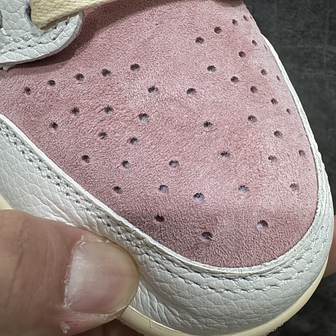 图片[4]-【KZ神版】Travis Scott x Air Jordan AJ1 Low OG SP TS联名白粉倒钩低帮 DM7866-600n全系列配色 外贸特供批次 新配色不断更新开发 市场中端王者 全套原纸板楦头开发 确保原汁原味 完美呈现一代版型 一比一鞋头弧度高度鞋身弧度 此版本只针对中端市场 细节品控鞋型随意秒杀市面同价位 鞋型完美 不臃肿别扭 头层皮料加持 用料绝不含糊 进口玻璃冲刀皮料裁剪零毛边 电脑针车工艺 超高鞋面清洁度 最高QC检验标准 控制溢胶瑕疵 原盒原配 飞翼3D高频深度立体 工艺方面大到整体鞋型 漏斗收腰 底线拉帮 LOGO立体程度 小到针眼排布 载片对称 冲孔效果 鞋标规范 鞋垫背胶等等 无一不是口碑收割 每双都是一个回头客 SIZE：36 36.5 37.5 38 38.5 39 40 40.5 41 42 42.5 43 44 44.5 45 46 47.5 编码：LDS290320-鞋库