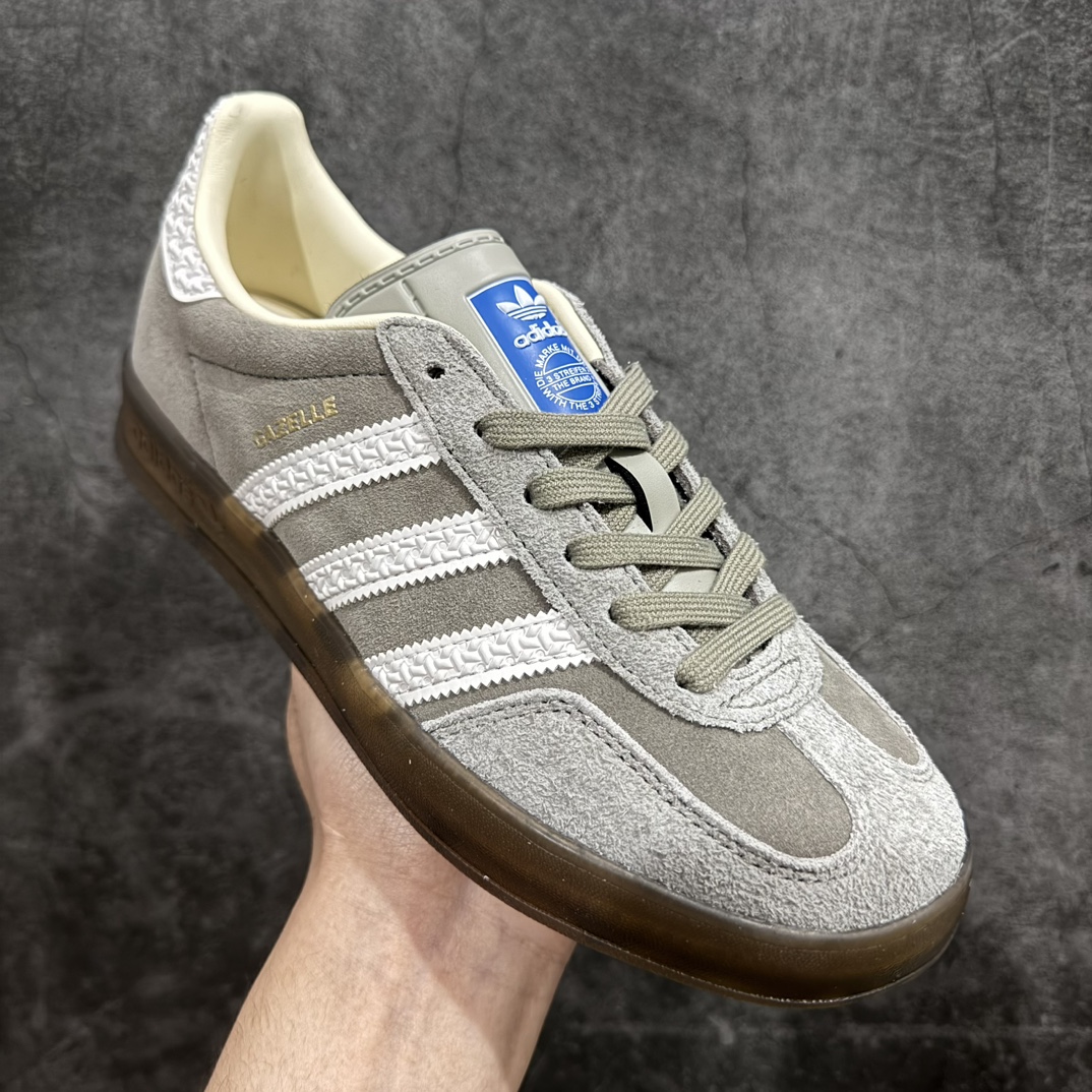 图片[3]-【T版纯原跑量】AD Original Gazelle Indoor Trainers 瞪羚室内鞋系列低帮复古百搭休闲运动德训风板鞋 IF1807nn同价位中品质最佳 最优选择版本n原厂翻毛皮料 翻毛效果 卡色与原版无差别n正确半透大底  大底厚度质感比市面好很多n完美版型 实拍可感受 随意对比可匹敌任何价位品质 全套原纸板楦头开发 每道工序同步公司流程 确保原汁原味n中底原厂特供纳米纤维板 区别市面劣质纸板中底原厂海玻璃鞋垫 中置乳胶足弓支撑垫 正确3/2横条宽版背胶一比一鞋头弧度高度鞋身弧度 烫金亮度高频深浅同步原鞋n 原厂港宝加持定型后跟R度完美 原厂高频磨具加持 Logo字体 凹凸明显 轮廓分明 描漆定位精准 三道杠为尖角45°锯齿状 高频立体感很强 区别圆形锯齿 已最大程度还原公司 欢迎对比SIZE：35.5 36 36.5 37 38 38.5 39 40 40.5 41 42 42.5 43 44 44.5 45 编码：HJ200220-莆田鞋批发中心