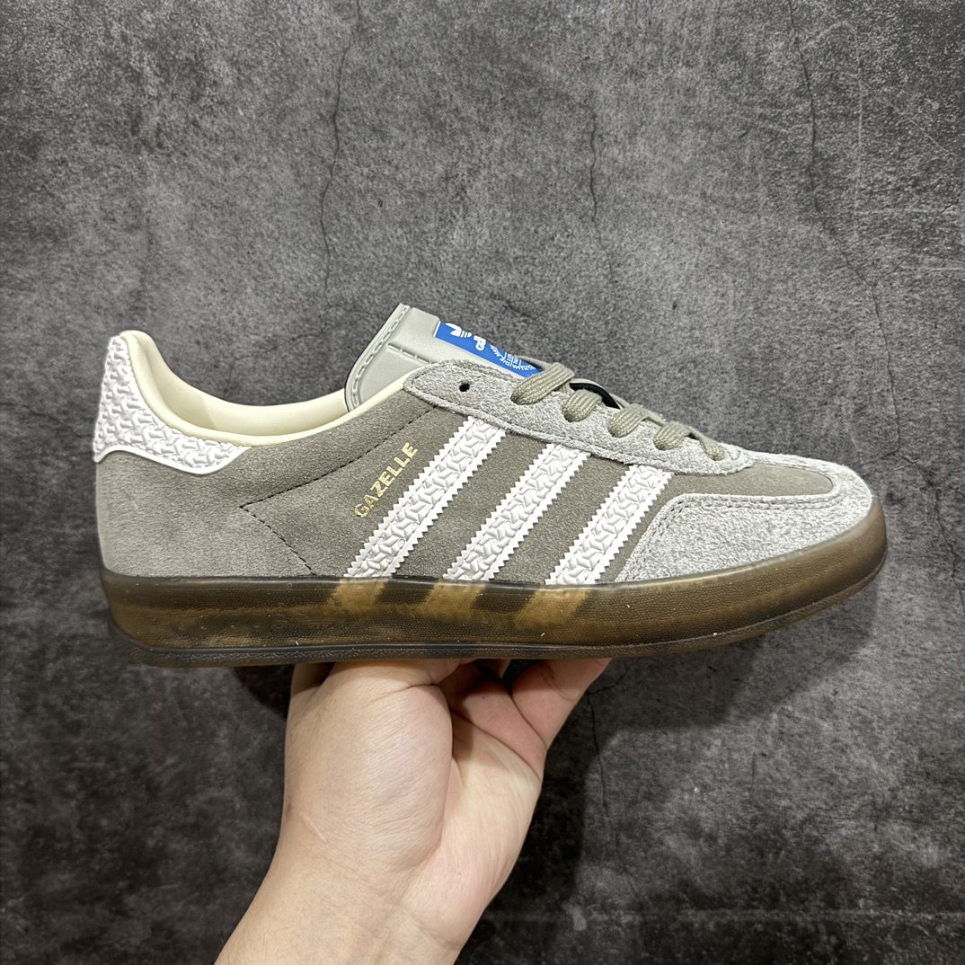 【T版纯原跑量】AD Original Gazelle Indoor Trainers 瞪羚室内鞋系列低帮复古百搭休闲运动德训风板鞋 IF1807nn同价位中品质最佳 最优选择版本n原厂翻毛皮料 翻毛效果 卡色与原版无差别n正确半透大底  大底厚度质感比市面好很多n完美版型 实拍可感受 随意对比可匹敌任何价位品质 全套原纸板楦头开发 每道工序同步公司流程 确保原汁原味n中底原厂特供纳米纤维板 区别市面劣质纸板中底原厂海玻璃鞋垫 中置乳胶足弓支撑垫 正确3/2横条宽版背胶一比一鞋头弧度高度鞋身弧度 烫金亮度高频深浅同步原鞋n 原厂港宝加持定型后跟R度完美 原厂高频磨具加持 Logo字体 凹凸明显 轮廓分明 描漆定位精准 三道杠为尖角45°锯齿状 高频立体感很强 区别圆形锯齿 已最大程度还原公司 欢迎对比SIZE：35.5 36 36.5 37 38 38.5 39 40 40.5 41 42 42.5 43 44 44.5 45 编码：HJ200220-莆田鞋批发中心