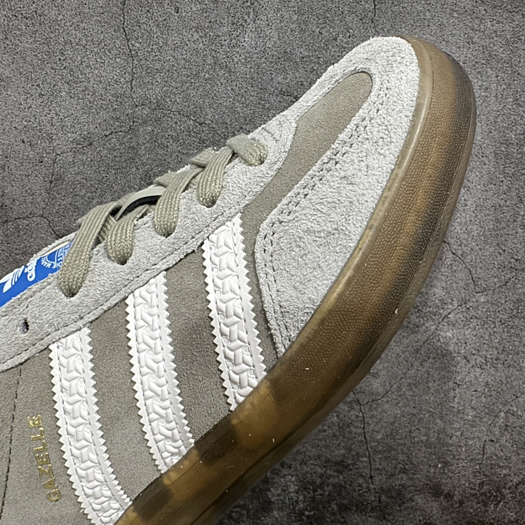 图片[6]-【T版纯原跑量】AD Original Gazelle Indoor Trainers 瞪羚室内鞋系列低帮复古百搭休闲运动德训风板鞋 IF1807nn同价位中品质最佳 最优选择版本n原厂翻毛皮料 翻毛效果 卡色与原版无差别n正确半透大底  大底厚度质感比市面好很多n完美版型 实拍可感受 随意对比可匹敌任何价位品质 全套原纸板楦头开发 每道工序同步公司流程 确保原汁原味n中底原厂特供纳米纤维板 区别市面劣质纸板中底原厂海玻璃鞋垫 中置乳胶足弓支撑垫 正确3/2横条宽版背胶一比一鞋头弧度高度鞋身弧度 烫金亮度高频深浅同步原鞋n 原厂港宝加持定型后跟R度完美 原厂高频磨具加持 Logo字体 凹凸明显 轮廓分明 描漆定位精准 三道杠为尖角45°锯齿状 高频立体感很强 区别圆形锯齿 已最大程度还原公司 欢迎对比SIZE：35.5 36 36.5 37 38 38.5 39 40 40.5 41 42 42.5 43 44 44.5 45 编码：HJ200220-莆田鞋批发中心