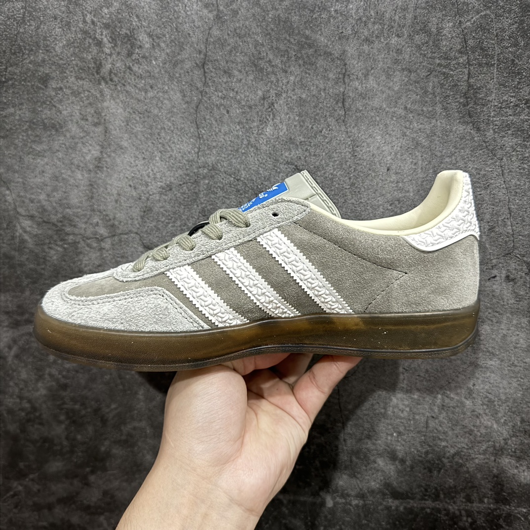 图片[2]-【T版纯原跑量】AD Original Gazelle Indoor Trainers 瞪羚室内鞋系列低帮复古百搭休闲运动德训风板鞋 IF1807nn同价位中品质最佳 最优选择版本n原厂翻毛皮料 翻毛效果 卡色与原版无差别n正确半透大底  大底厚度质感比市面好很多n完美版型 实拍可感受 随意对比可匹敌任何价位品质 全套原纸板楦头开发 每道工序同步公司流程 确保原汁原味n中底原厂特供纳米纤维板 区别市面劣质纸板中底原厂海玻璃鞋垫 中置乳胶足弓支撑垫 正确3/2横条宽版背胶一比一鞋头弧度高度鞋身弧度 烫金亮度高频深浅同步原鞋n 原厂港宝加持定型后跟R度完美 原厂高频磨具加持 Logo字体 凹凸明显 轮廓分明 描漆定位精准 三道杠为尖角45°锯齿状 高频立体感很强 区别圆形锯齿 已最大程度还原公司 欢迎对比SIZE：35.5 36 36.5 37 38 38.5 39 40 40.5 41 42 42.5 43 44 44.5 45 编码：HJ200220-莆田鞋批发中心