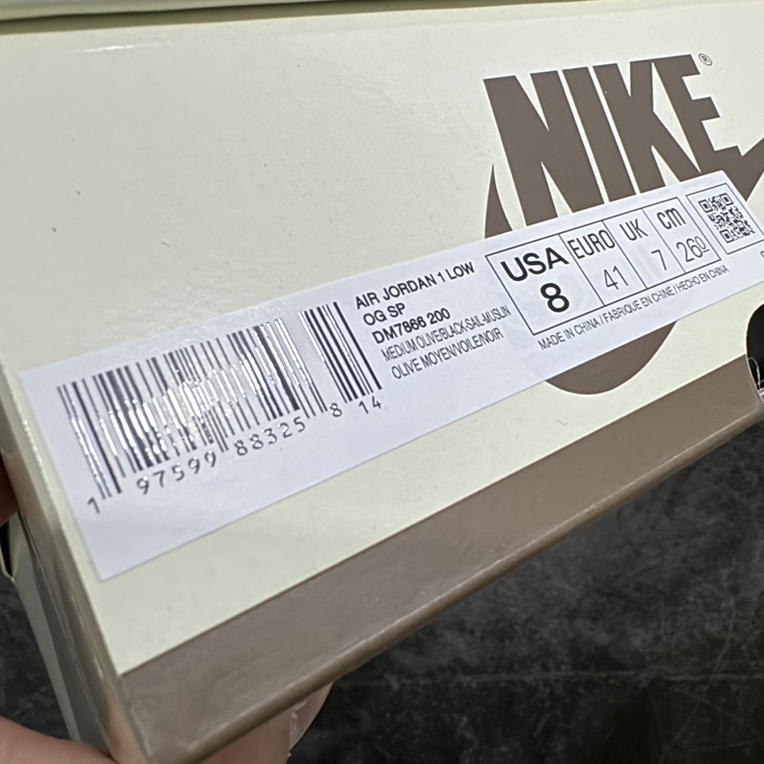 图片[9]-【莞顶LJR版本】Travis Scott x Air Jordan AJ1 Low OG SP TS联名倒钩8.0低帮 白橄榄绿 DM7866-200全新改良批次 圈内最强倒钩系列n高端零售裸鞋圈特供批次 产品品控稳定性领先行业SZ原厂全套原楦原纸板冲刀磨具开发 原厂皮料加持 原厂港宝加持定型后跟R度完美 同源原厂电绣 鬼脸飞翼针数密度立体效果一致 百分百一致原鞋 原厂拉帮工艺 针距密度一致 后跟弧度收口自然不对折 极致一眼正品既视感 进口玻璃冲刀皮料裁剪零毛边 全鞋电脑针车工艺 品控清洁度最高QC检验标准 免检产品 原厂订购鞋盒、鞋标、防尘纸、鞋撑、鞋带 追求极致的原厂味道SIZE：36 36.5 37.5 38 38.5 39 40 40.5 41 42 42.5 43 44 44.5 45 45.5 46 47.5 48.5 编码：LJQ540570-鞋库