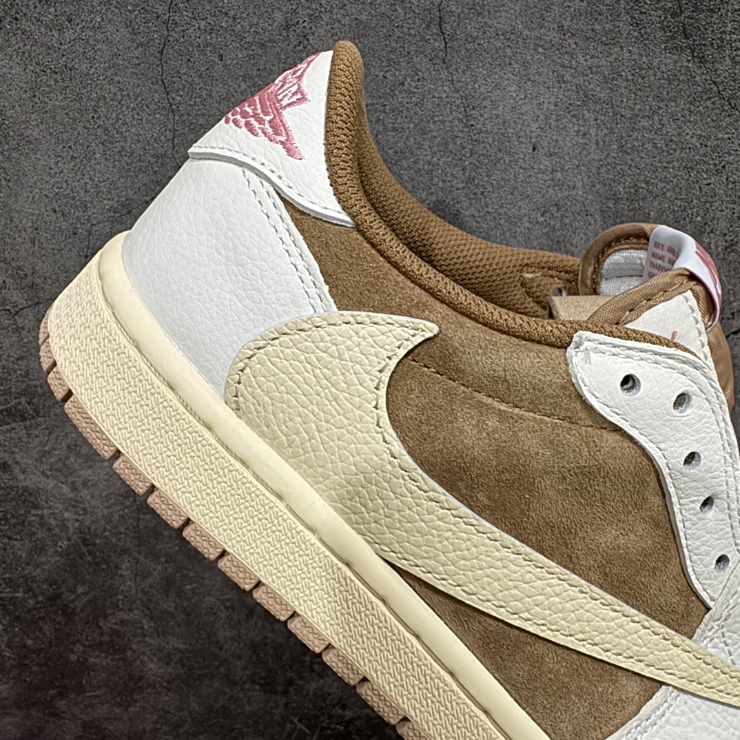 图片[7]-【KZ神版】Travis Scott x Air Jordan AJ1 Low OG SP TS联名摩卡粉倒钩低帮 DM7866-106nn全系列配色 外贸特供批次 新配色不断更新开发 市场中端王者 全套原纸板楦头开发 确保原汁原味 完美呈现一代版型 一比一鞋头弧度高度鞋身弧度 此版本只针对中端市场 细节品控鞋型随意秒杀市面同价位 鞋型完美 不臃肿别扭 头层皮料加持 用料绝不含糊 进口玻璃冲刀皮料裁剪零毛边 电脑针车工艺 超高鞋面清洁度 最高QC检验标准 控制溢胶瑕疵 原盒原配 飞翼3D高频深度立体 工艺方面大到整体鞋型 漏斗收腰 底线拉帮 LOGO立体程度 小到针眼排布 载片对称 冲孔效果 鞋标规范 鞋垫背胶等等 无一不是口碑收割 每双都是一个回头客 SIZE：36 36.5 37.5 38 38.5 39 40 40.5 41 42 42.5 43 44 44.5 45 46 47.5 编码：LDS290320-鞋库