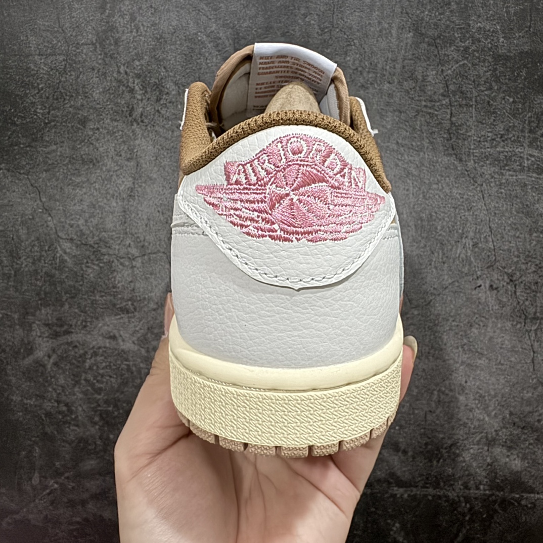 图片[4]-【KZ神版】Travis Scott x Air Jordan AJ1 Low OG SP TS联名摩卡粉倒钩低帮 DM7866-106nn全系列配色 外贸特供批次 新配色不断更新开发 市场中端王者 全套原纸板楦头开发 确保原汁原味 完美呈现一代版型 一比一鞋头弧度高度鞋身弧度 此版本只针对中端市场 细节品控鞋型随意秒杀市面同价位 鞋型完美 不臃肿别扭 头层皮料加持 用料绝不含糊 进口玻璃冲刀皮料裁剪零毛边 电脑针车工艺 超高鞋面清洁度 最高QC检验标准 控制溢胶瑕疵 原盒原配 飞翼3D高频深度立体 工艺方面大到整体鞋型 漏斗收腰 底线拉帮 LOGO立体程度 小到针眼排布 载片对称 冲孔效果 鞋标规范 鞋垫背胶等等 无一不是口碑收割 每双都是一个回头客 SIZE：36 36.5 37.5 38 38.5 39 40 40.5 41 42 42.5 43 44 44.5 45 46 47.5 编码：LDS290320-鞋库