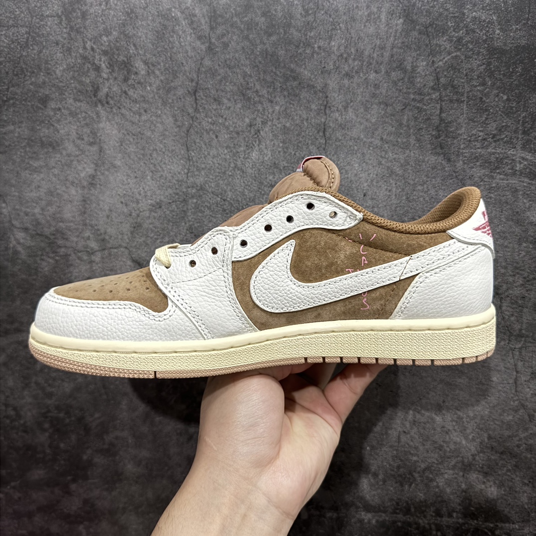 图片[2]-【KZ神版】Travis Scott x Air Jordan AJ1 Low OG SP TS联名摩卡粉倒钩低帮 DM7866-106nn全系列配色 外贸特供批次 新配色不断更新开发 市场中端王者 全套原纸板楦头开发 确保原汁原味 完美呈现一代版型 一比一鞋头弧度高度鞋身弧度 此版本只针对中端市场 细节品控鞋型随意秒杀市面同价位 鞋型完美 不臃肿别扭 头层皮料加持 用料绝不含糊 进口玻璃冲刀皮料裁剪零毛边 电脑针车工艺 超高鞋面清洁度 最高QC检验标准 控制溢胶瑕疵 原盒原配 飞翼3D高频深度立体 工艺方面大到整体鞋型 漏斗收腰 底线拉帮 LOGO立体程度 小到针眼排布 载片对称 冲孔效果 鞋标规范 鞋垫背胶等等 无一不是口碑收割 每双都是一个回头客 SIZE：36 36.5 37.5 38 38.5 39 40 40.5 41 42 42.5 43 44 44.5 45 46 47.5 编码：LDS290320-莆田鞋批发中心