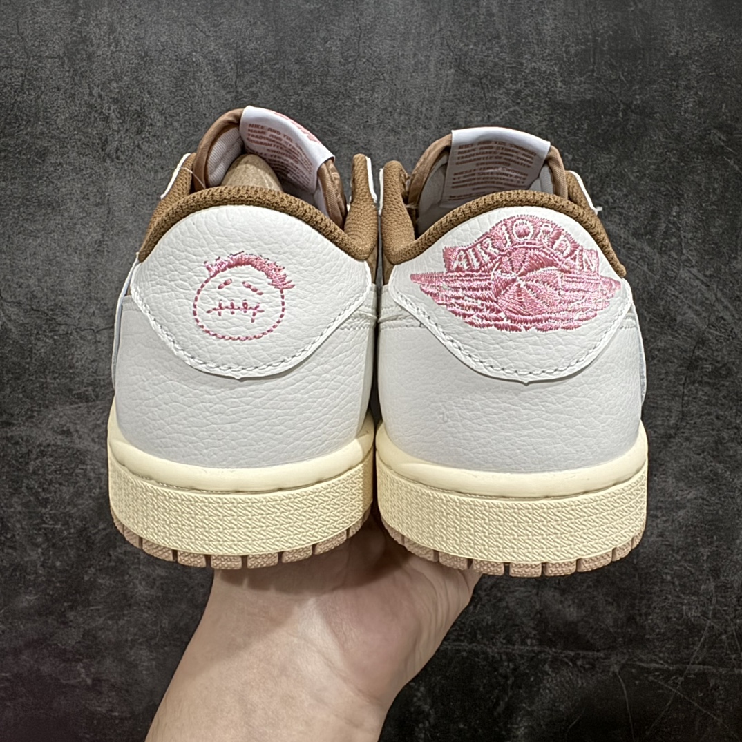 图片[9]-【KZ神版】Travis Scott x Air Jordan AJ1 Low OG SP TS联名摩卡粉倒钩低帮 DM7866-106nn全系列配色 外贸特供批次 新配色不断更新开发 市场中端王者 全套原纸板楦头开发 确保原汁原味 完美呈现一代版型 一比一鞋头弧度高度鞋身弧度 此版本只针对中端市场 细节品控鞋型随意秒杀市面同价位 鞋型完美 不臃肿别扭 头层皮料加持 用料绝不含糊 进口玻璃冲刀皮料裁剪零毛边 电脑针车工艺 超高鞋面清洁度 最高QC检验标准 控制溢胶瑕疵 原盒原配 飞翼3D高频深度立体 工艺方面大到整体鞋型 漏斗收腰 底线拉帮 LOGO立体程度 小到针眼排布 载片对称 冲孔效果 鞋标规范 鞋垫背胶等等 无一不是口碑收割 每双都是一个回头客 SIZE：36 36.5 37.5 38 38.5 39 40 40.5 41 42 42.5 43 44 44.5 45 46 47.5 编码：LDS290320-鞋库