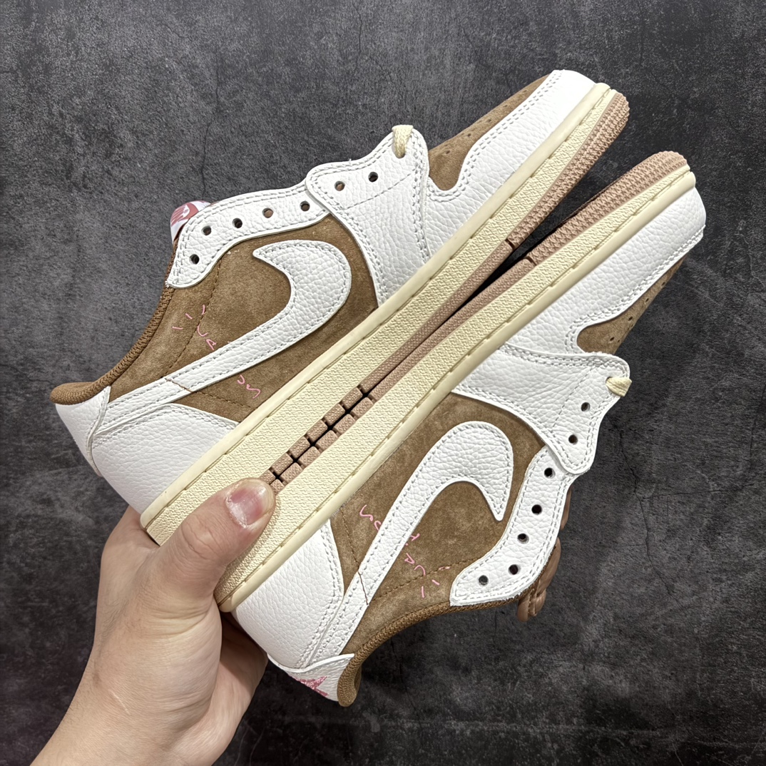 图片[8]-【KZ神版】Travis Scott x Air Jordan AJ1 Low OG SP TS联名摩卡粉倒钩低帮 DM7866-106nn全系列配色 外贸特供批次 新配色不断更新开发 市场中端王者 全套原纸板楦头开发 确保原汁原味 完美呈现一代版型 一比一鞋头弧度高度鞋身弧度 此版本只针对中端市场 细节品控鞋型随意秒杀市面同价位 鞋型完美 不臃肿别扭 头层皮料加持 用料绝不含糊 进口玻璃冲刀皮料裁剪零毛边 电脑针车工艺 超高鞋面清洁度 最高QC检验标准 控制溢胶瑕疵 原盒原配 飞翼3D高频深度立体 工艺方面大到整体鞋型 漏斗收腰 底线拉帮 LOGO立体程度 小到针眼排布 载片对称 冲孔效果 鞋标规范 鞋垫背胶等等 无一不是口碑收割 每双都是一个回头客 SIZE：36 36.5 37.5 38 38.5 39 40 40.5 41 42 42.5 43 44 44.5 45 46 47.5 编码：LDS290320-鞋库