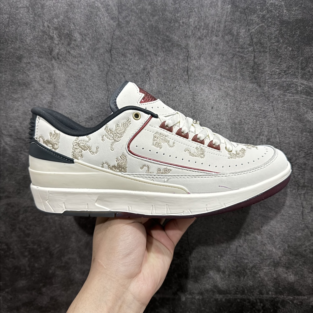 【Kw版】Air Jordan AJ2 Low SP 全新配色n乔2芝加哥配色联名款篮球鞋 这双鞋还开创性的使用了透明材质来打造成中底粉化的效果相信即便是 OG 鞋头也会被这样的设计打动货号 ：FJ5736-100 Size： 36 36.5 37.5 38 38.5 39 40 40.5 41 42 42.5 43 44 44.5 45 46 编码：MK290310-鞋库