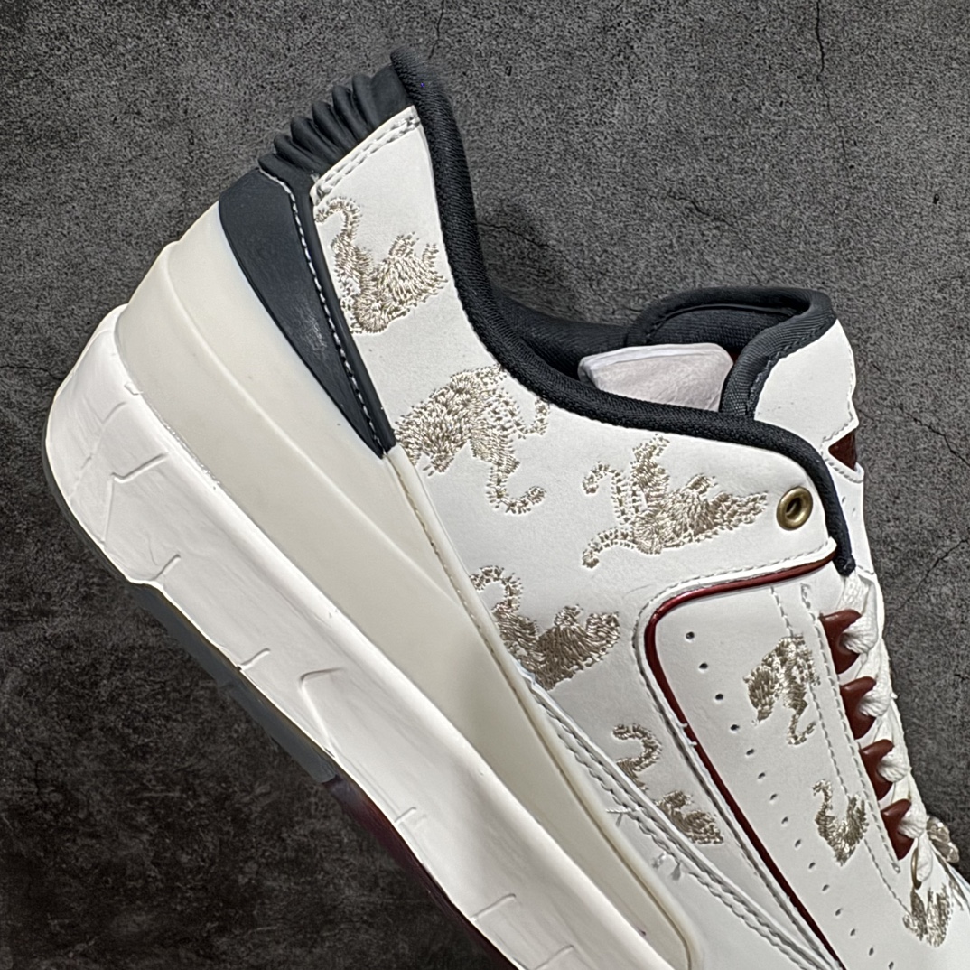 图片[7]-【Kw版】Air Jordan AJ2 Low SP 全新配色n乔2芝加哥配色联名款篮球鞋 这双鞋还开创性的使用了透明材质来打造成中底粉化的效果相信即便是 OG 鞋头也会被这样的设计打动货号 ：FJ5736-100 Size： 36 36.5 37.5 38 38.5 39 40 40.5 41 42 42.5 43 44 44.5 45 46 编码：MK290310-鞋库