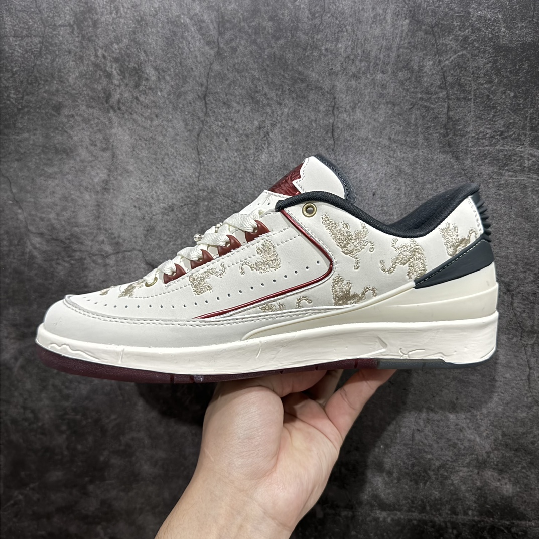 图片[2]-【Kw版】Air Jordan AJ2 Low SP 全新配色n乔2芝加哥配色联名款篮球鞋 这双鞋还开创性的使用了透明材质来打造成中底粉化的效果相信即便是 OG 鞋头也会被这样的设计打动货号 ：FJ5736-100 Size： 36 36.5 37.5 38 38.5 39 40 40.5 41 42 42.5 43 44 44.5 45 46 编码：MK290310-鞋库