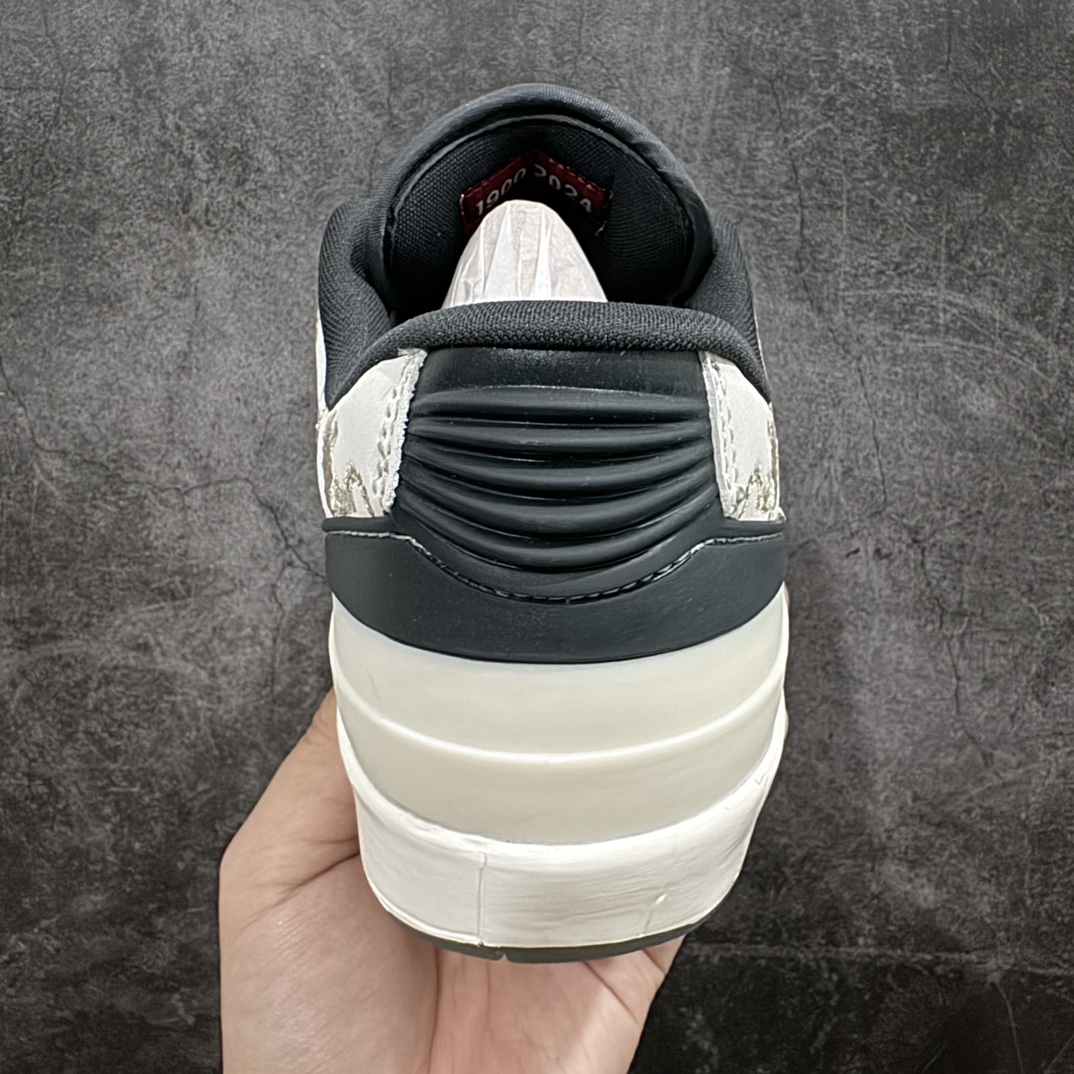 图片[4]-【Kw版】Air Jordan AJ2 Low SP 全新配色n乔2芝加哥配色联名款篮球鞋 这双鞋还开创性的使用了透明材质来打造成中底粉化的效果相信即便是 OG 鞋头也会被这样的设计打动货号 ：FJ5736-100 Size： 36 36.5 37.5 38 38.5 39 40 40.5 41 42 42.5 43 44 44.5 45 46 编码：MK290310-鞋库