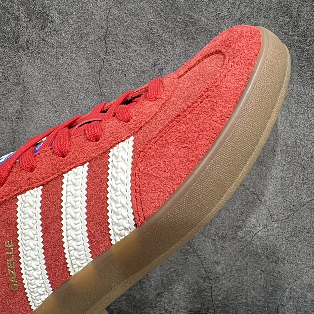 图片[6]-【VT纯原】AD Original Gazelle Indoor Trainers 瞪羚室内鞋系列低帮复古百搭休闲运动德训风板鞋 红白IF1808nn高端零售特供批次原厂定制长毛翻毛皮组合环保纤维革鞋面材质内置环保海玻璃鞋垫 外置RB橡胶大底产品品控稳定性领先行业原厂全套原楦原纸板冲刀磨具开发 原厂皮料加持原厂港宝加持定型后跟R度完美 将复古进行到底简约流畅 三十年不变经典 这款Gazelle运动鞋 无论面料、配色、质感或设计 都只在重现其1991年原款的经典 皮革鞋面 撞色三条纹和鞋跟标的设计 力求呈现90年代的经典复古风潮 Samba火热的同时 也带动了其它的复古鞋型 Gazelle便是其中一只 Gazelle Indoor拥有包边更宽的T字型鞋头 更好的保护运动员的前掌 浓浓的复古氛围感 非常适合现在流行的Cleanfit风格  尺码：36-45 编码：Z240260-莆田鞋批发中心