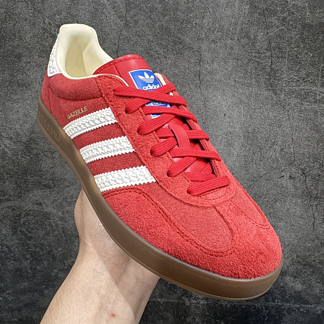 图片[3]-【VT纯原】AD Original Gazelle Indoor Trainers 瞪羚室内鞋系列低帮复古百搭休闲运动德训风板鞋 红白IF1808nn高端零售特供批次原厂定制长毛翻毛皮组合环保纤维革鞋面材质内置环保海玻璃鞋垫 外置RB橡胶大底产品品控稳定性领先行业原厂全套原楦原纸板冲刀磨具开发 原厂皮料加持原厂港宝加持定型后跟R度完美 将复古进行到底简约流畅 三十年不变经典 这款Gazelle运动鞋 无论面料、配色、质感或设计 都只在重现其1991年原款的经典 皮革鞋面 撞色三条纹和鞋跟标的设计 力求呈现90年代的经典复古风潮 Samba火热的同时 也带动了其它的复古鞋型 Gazelle便是其中一只 Gazelle Indoor拥有包边更宽的T字型鞋头 更好的保护运动员的前掌 浓浓的复古氛围感 非常适合现在流行的Cleanfit风格  尺码：36-45 编码：Z240260-莆田鞋批发中心