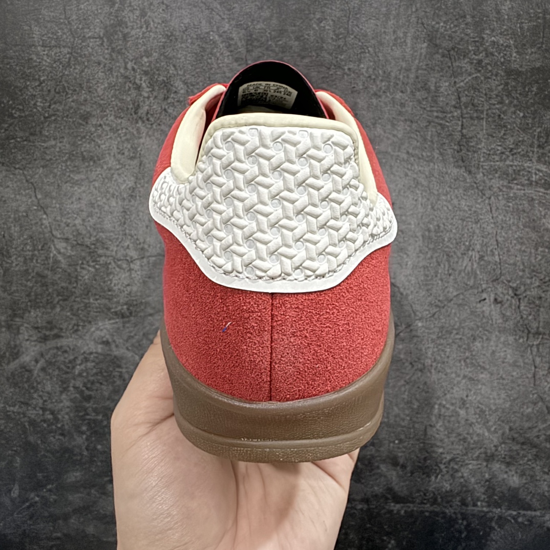 图片[4]-【VT纯原】AD Original Gazelle Indoor Trainers 瞪羚室内鞋系列低帮复古百搭休闲运动德训风板鞋 红白IF1808nn高端零售特供批次原厂定制长毛翻毛皮组合环保纤维革鞋面材质内置环保海玻璃鞋垫 外置RB橡胶大底产品品控稳定性领先行业原厂全套原楦原纸板冲刀磨具开发 原厂皮料加持原厂港宝加持定型后跟R度完美 将复古进行到底简约流畅 三十年不变经典 这款Gazelle运动鞋 无论面料、配色、质感或设计 都只在重现其1991年原款的经典 皮革鞋面 撞色三条纹和鞋跟标的设计 力求呈现90年代的经典复古风潮 Samba火热的同时 也带动了其它的复古鞋型 Gazelle便是其中一只 Gazelle Indoor拥有包边更宽的T字型鞋头 更好的保护运动员的前掌 浓浓的复古氛围感 非常适合现在流行的Cleanfit风格  尺码：36-45 编码：Z240260-莆田鞋批发中心