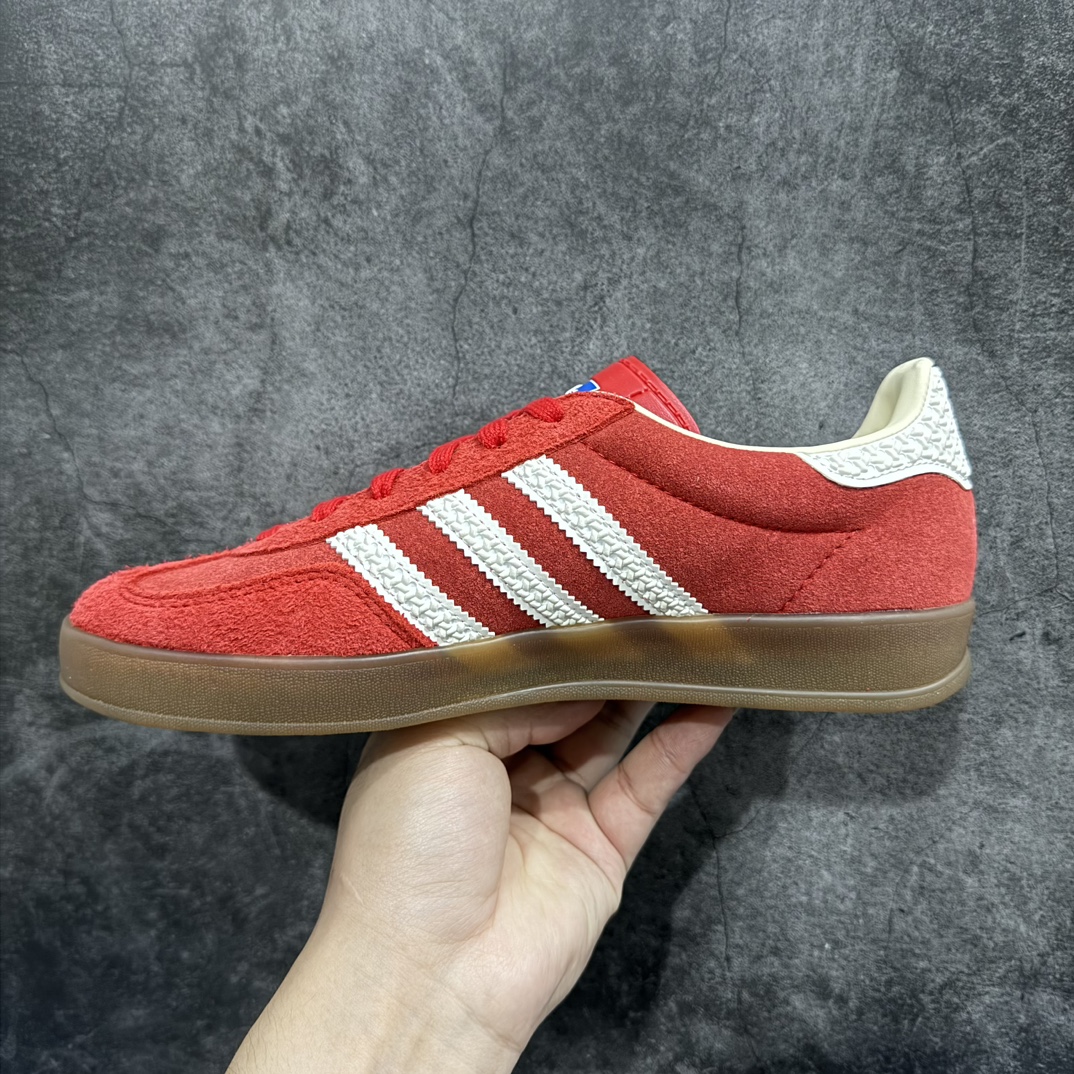 图片[2]-【VT纯原】AD Original Gazelle Indoor Trainers 瞪羚室内鞋系列低帮复古百搭休闲运动德训风板鞋 红白IF1808nn高端零售特供批次原厂定制长毛翻毛皮组合环保纤维革鞋面材质内置环保海玻璃鞋垫 外置RB橡胶大底产品品控稳定性领先行业原厂全套原楦原纸板冲刀磨具开发 原厂皮料加持原厂港宝加持定型后跟R度完美 将复古进行到底简约流畅 三十年不变经典 这款Gazelle运动鞋 无论面料、配色、质感或设计 都只在重现其1991年原款的经典 皮革鞋面 撞色三条纹和鞋跟标的设计 力求呈现90年代的经典复古风潮 Samba火热的同时 也带动了其它的复古鞋型 Gazelle便是其中一只 Gazelle Indoor拥有包边更宽的T字型鞋头 更好的保护运动员的前掌 浓浓的复古氛围感 非常适合现在流行的Cleanfit风格  尺码：36-45 编码：Z240260-莆田鞋批发中心